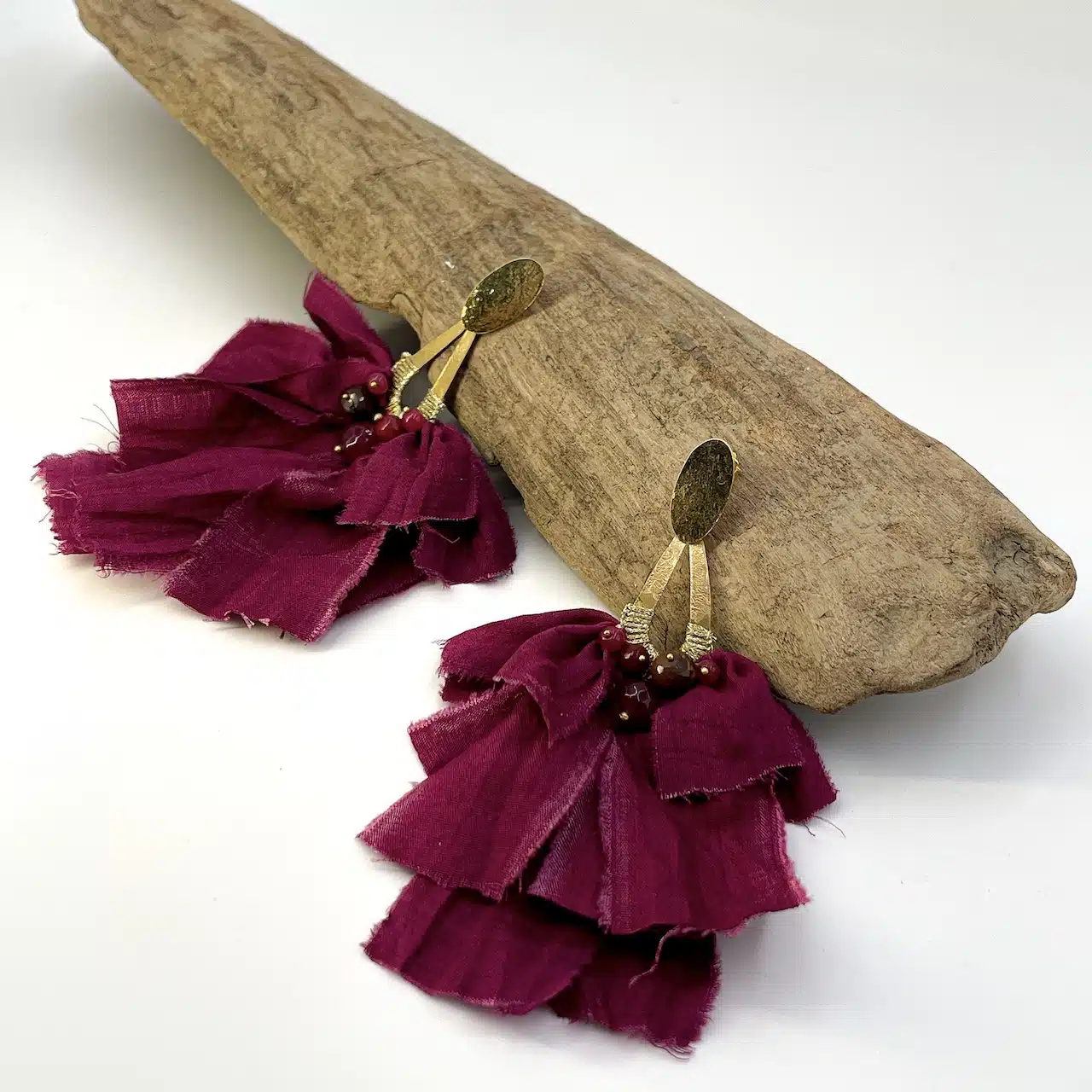 Artisan d’Art et créatrice de bijoux depuis 1998. J’ai installé mon atelier-boutique à La Rochelle. J’expose également mes bijoux à la boutique de créateurs : Colibri à Poitiers et à Cocoon à Saint Martin sur l’île de ré.