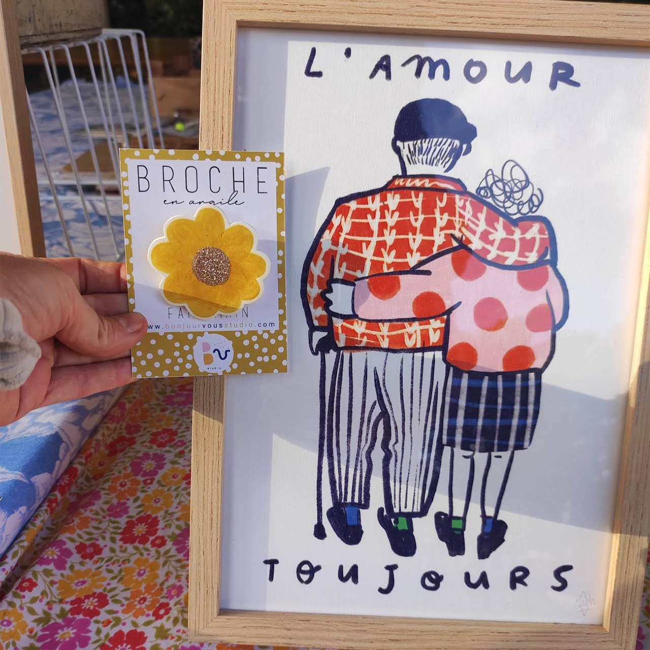 Mes illustrations sont joyeuses, poétiques et colorées, imprimées en local sur une belle qualité de papier (épais et texturé). Mon univers tourne autour des fleurs et des couleurs. J’aime aussi créer des petits objets dans cette même veine (broches, ex-voto...) qui nous guident vers notre joie et notre bonne humeur.