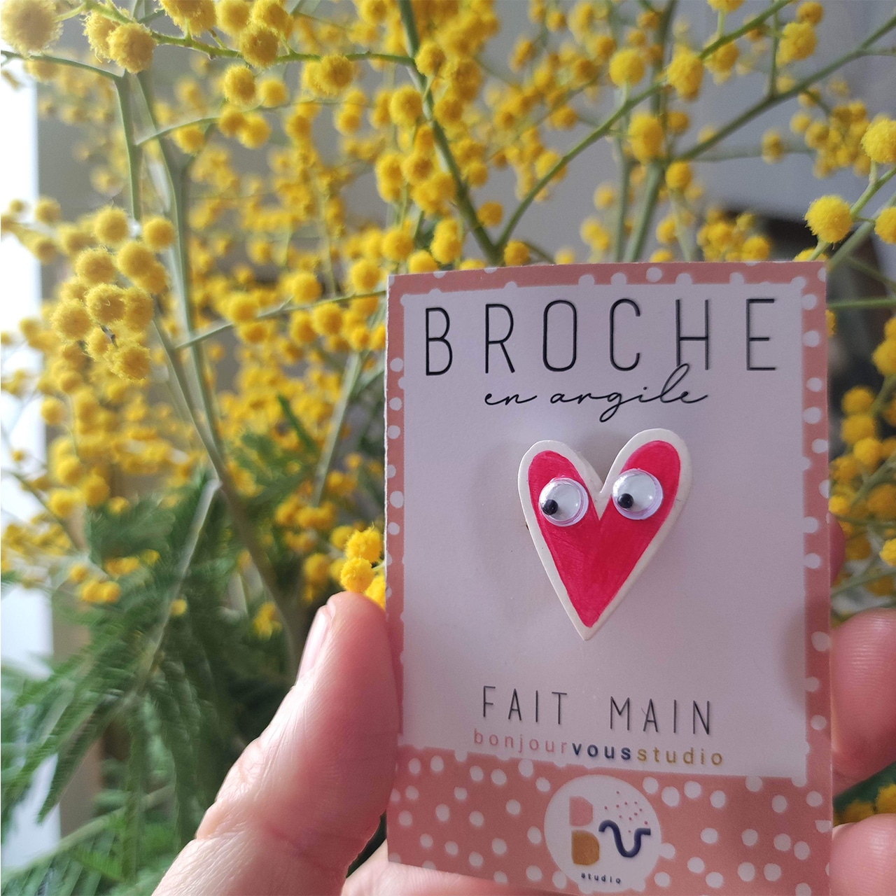 Mes illustrations sont joyeuses, poétiques et colorées, imprimées en local sur une belle qualité de papier (épais et texturé). Mon univers tourne autour des fleurs et des couleurs. J’aime aussi créer des petits objets dans cette même veine (broches, ex-voto...) qui nous guident vers notre joie et notre bonne humeur.