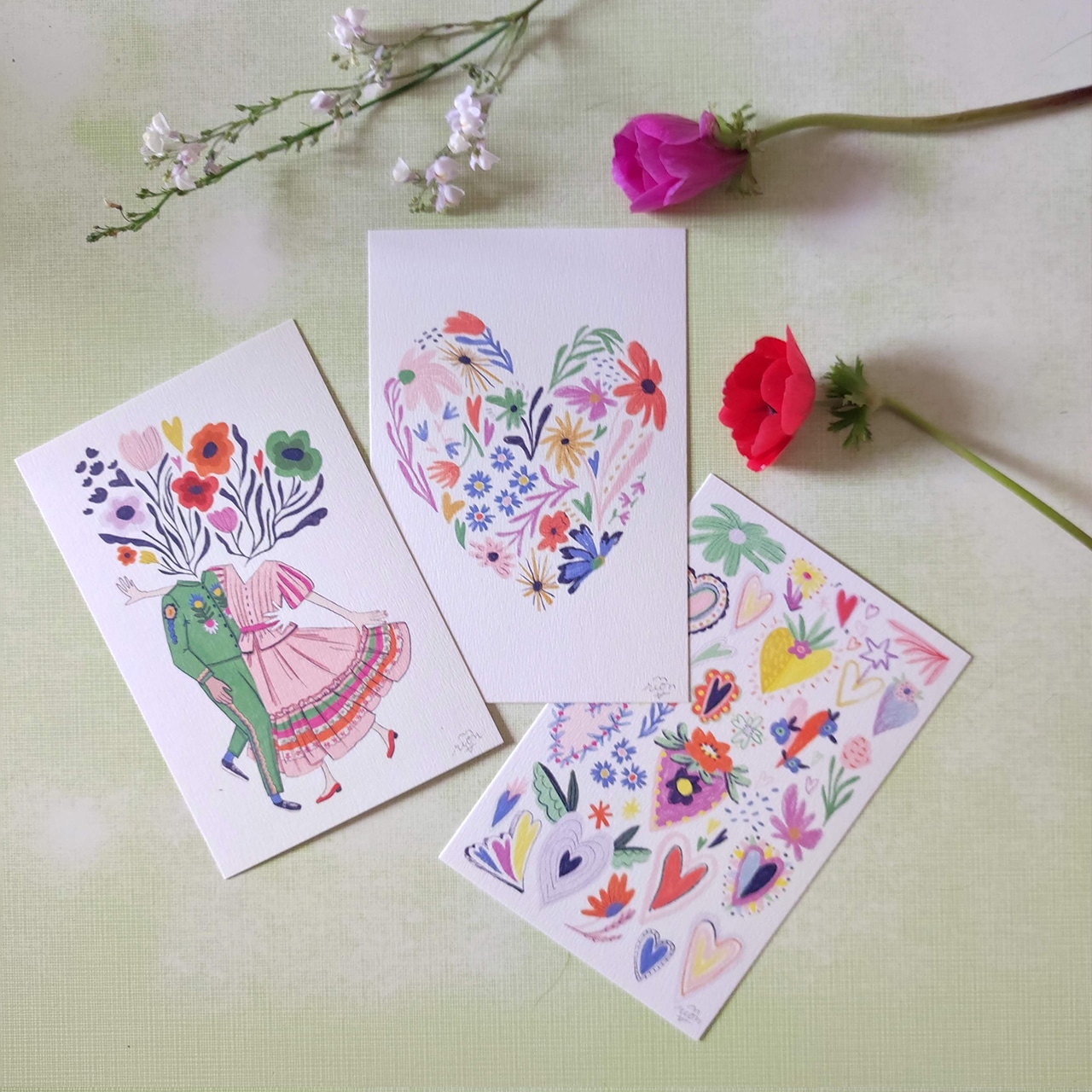 Mes illustrations sont joyeuses, poétiques et colorées, imprimées en local sur une belle qualité de papier (épais et texturé). Mon univers tourne autour des fleurs et des couleurs. J’aime aussi créer des petits objets dans cette même veine (broches, ex-voto...) qui nous guident vers notre joie et notre bonne humeur.