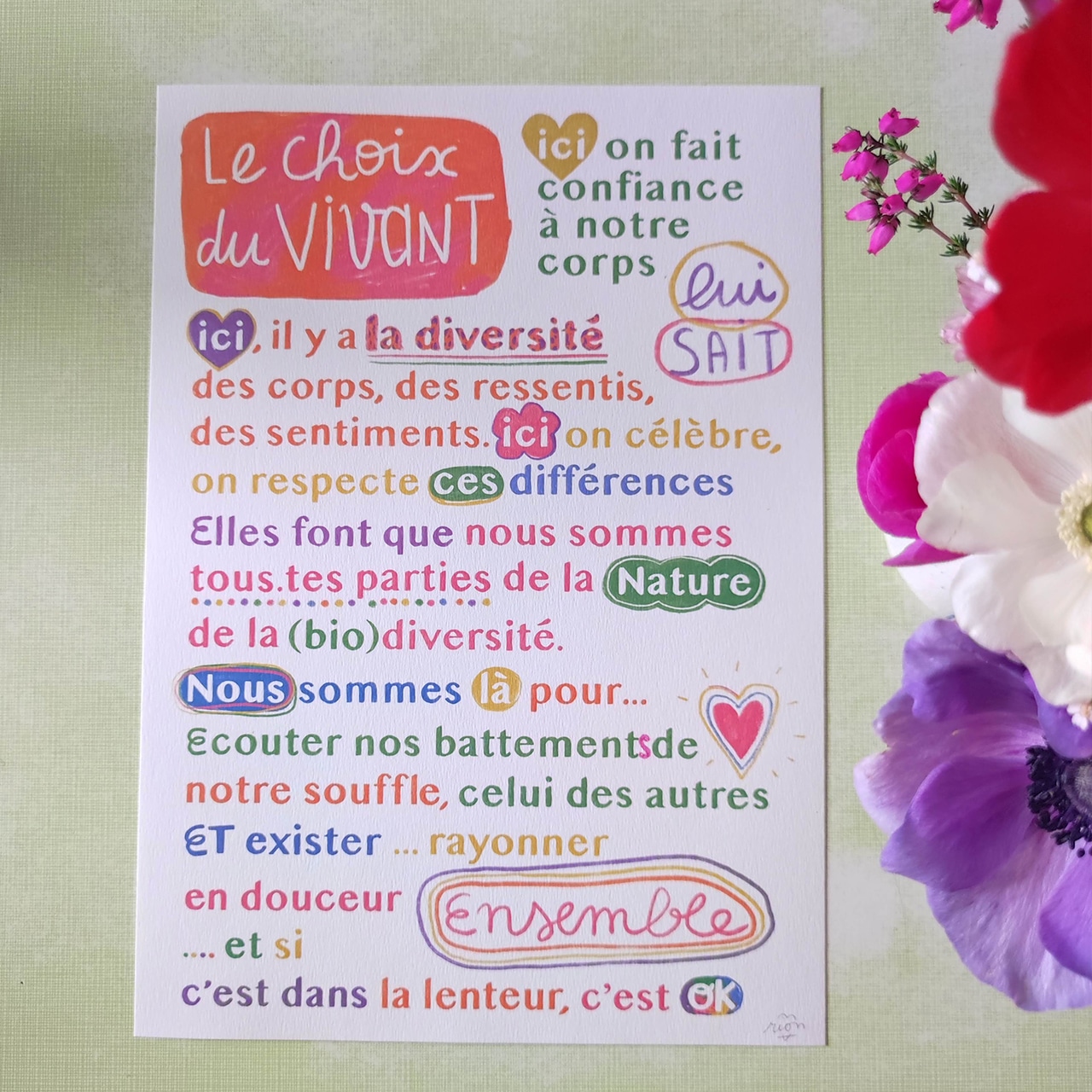 Mes illustrations sont joyeuses, poétiques et colorées, imprimées en local sur une belle qualité de papier (épais et texturé). Mon univers tourne autour des fleurs et des couleurs. J’aime aussi créer des petits objets dans cette même veine (broches, ex-voto...) qui nous guident vers notre joie et notre bonne humeur.