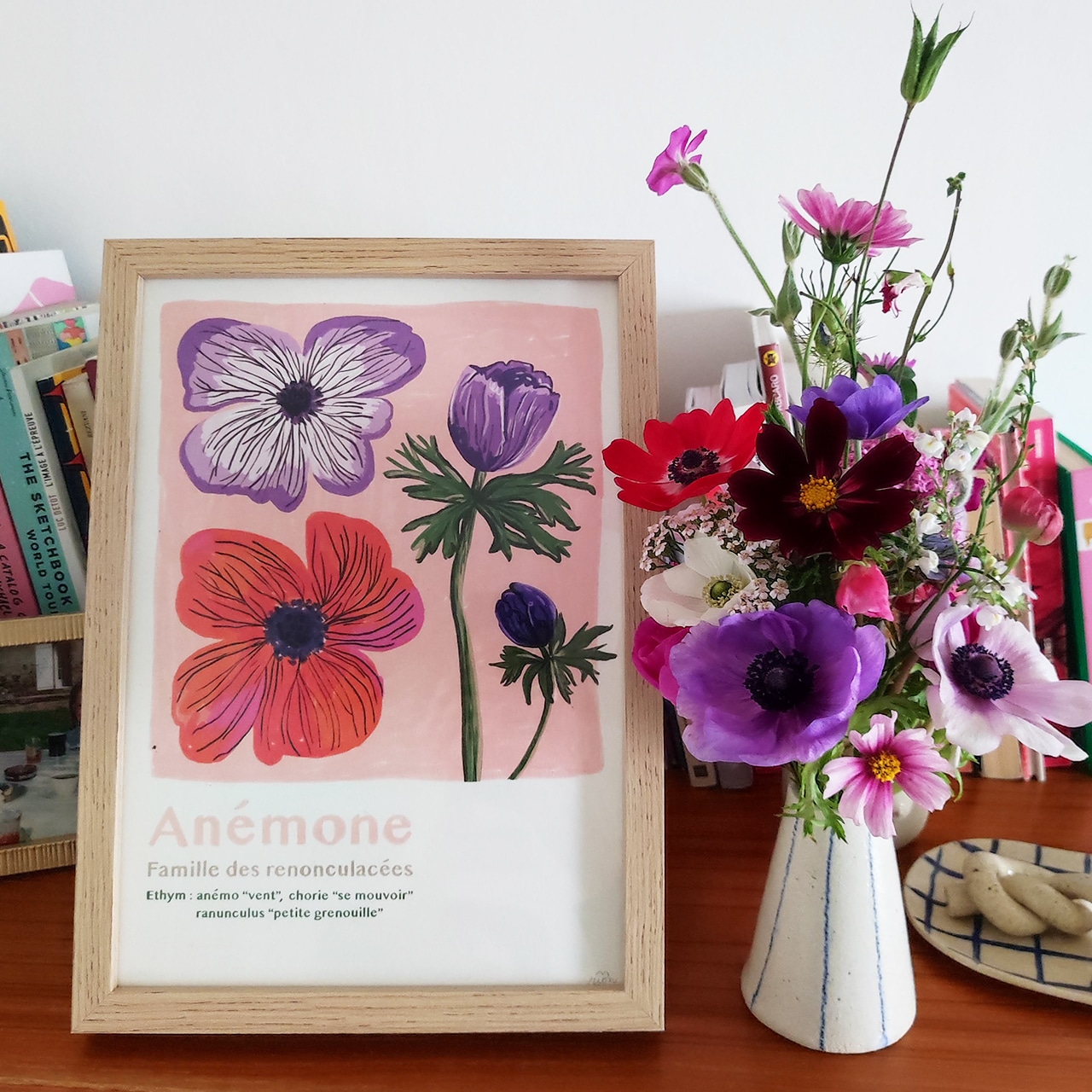 Mes illustrations sont joyeuses, poétiques et colorées, imprimées en local sur une belle qualité de papier (épais et texturé). Mon univers tourne autour des fleurs et des couleurs. J’aime aussi créer des petits objets dans cette même veine (broches, ex-voto...) qui nous guident vers notre joie et notre bonne humeur.