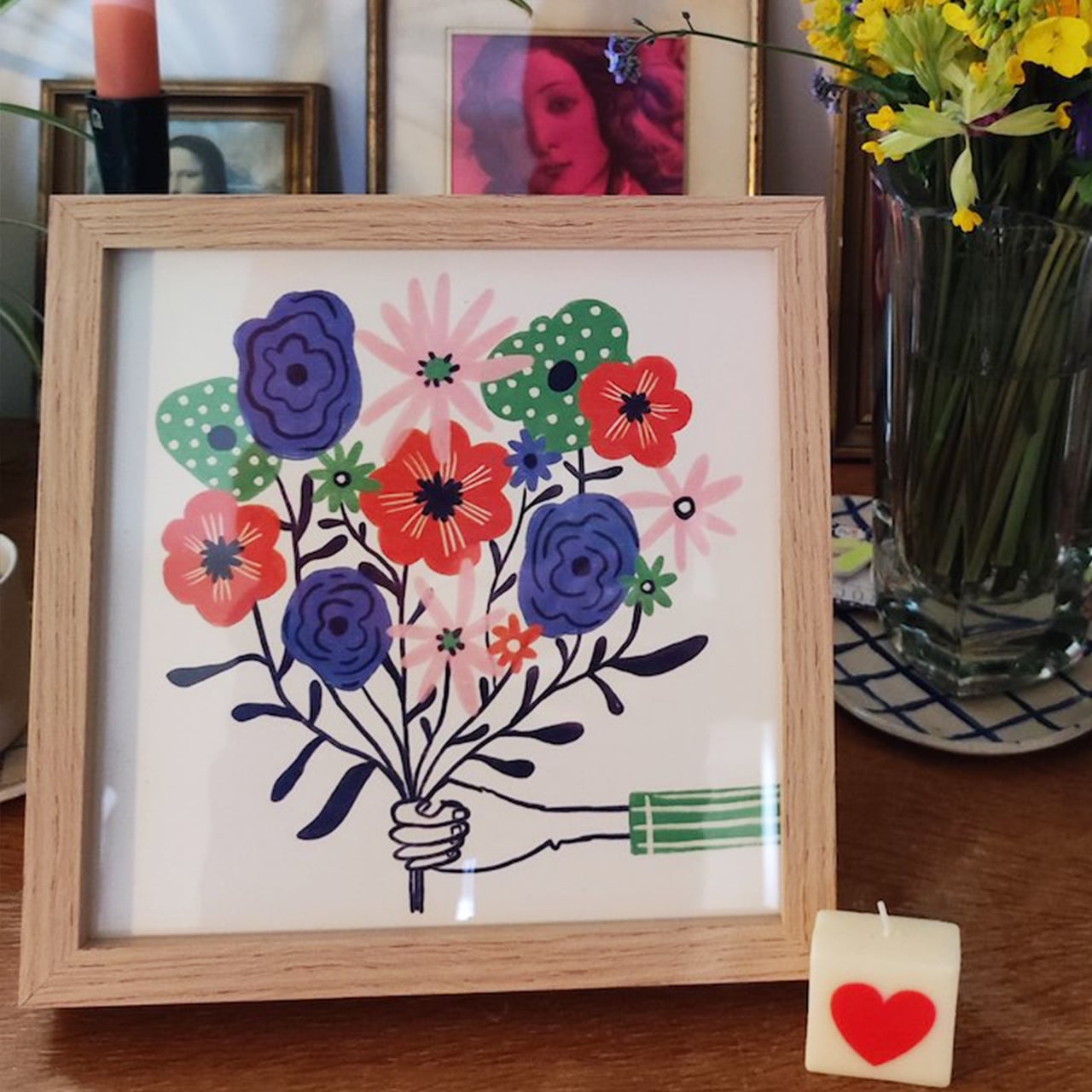 Je m’appelle Marion GOISLOT, j’ai 40 ans et j’ai lancé le studio de création graphique BONJOUR VOUS en 2018, en parallèle de mon métier de styliste-graphiste. Depuis 2 ans, je me suis reconvertie vers la floriculture (production de fleurs coupées). Je suis à la recherche d’un espace pour cultiver et créer ma ferme florale dans le secteur de Cholet (49). Je suis illustratrice et faiseuse de broches en argile.