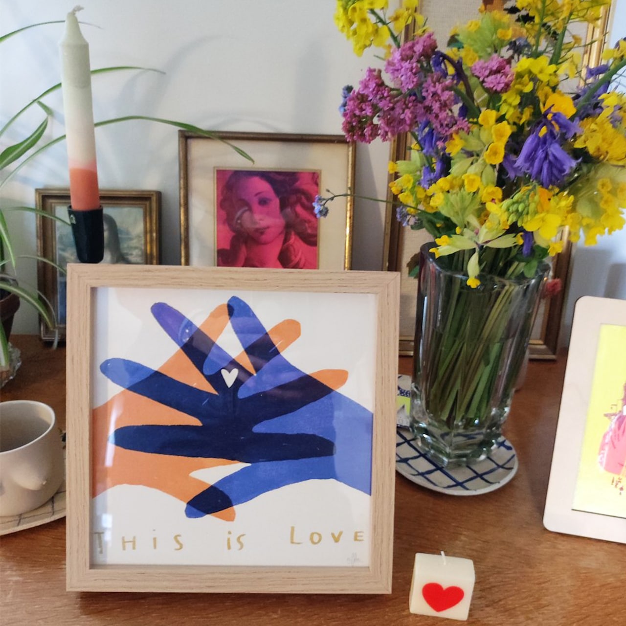 Je m’appelle Marion GOISLOT, j’ai 40 ans et j’ai lancé le studio de création graphique BONJOUR VOUS en 2018, en parallèle de mon métier de styliste-graphiste. Depuis 2 ans, je me suis reconvertie vers la floriculture (production de fleurs coupées). Je suis à la recherche d’un espace pour cultiver et créer ma ferme florale dans le secteur de Cholet (49). Je suis illustratrice et faiseuse de broches en argile.