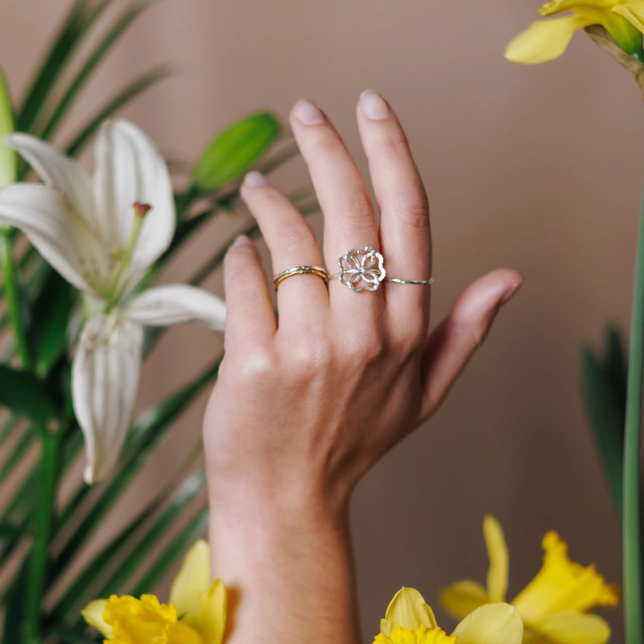 Brèches est un atelier de création de bijoux à Poitiers, proposant des pièces de fabrication artisanale en argent massif, en or et en laiton.