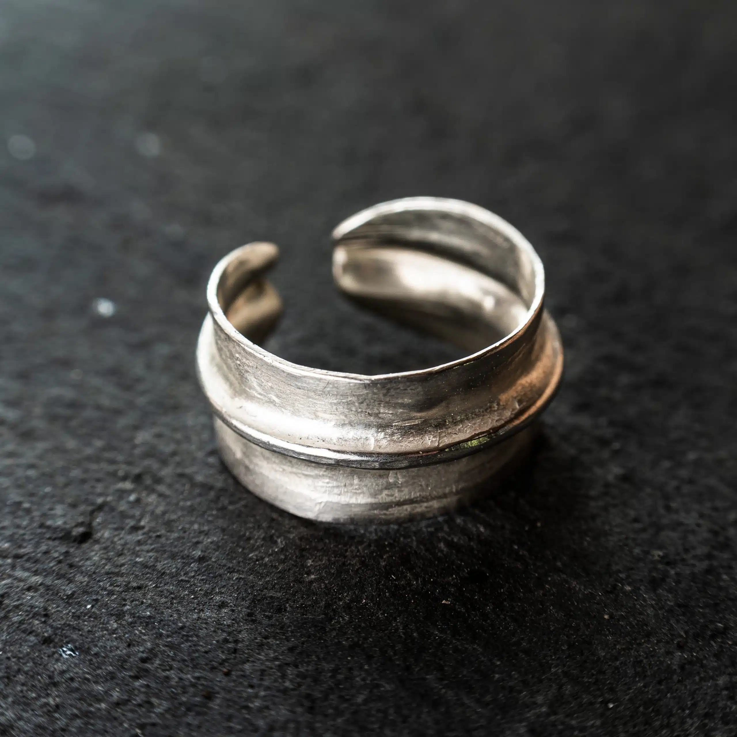 Brèches est un atelier de création de bijoux à Poitiers, proposant des pièces de fabrication artisanale en argent massif, en or et en laiton.