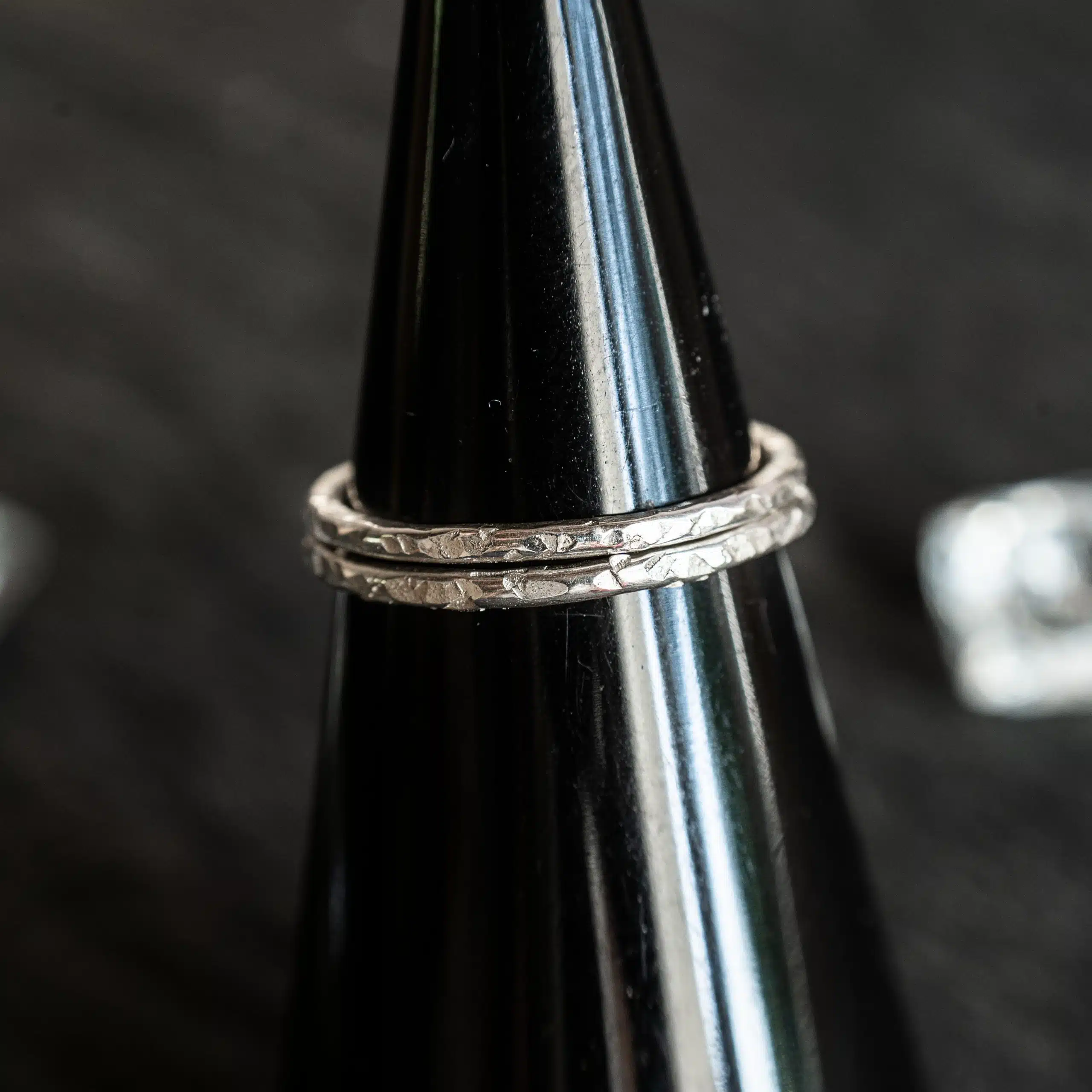 Brèches est un atelier de création de bijoux à Poitiers, proposant des pièces de fabrication artisanale en argent massif, en or et en laiton.