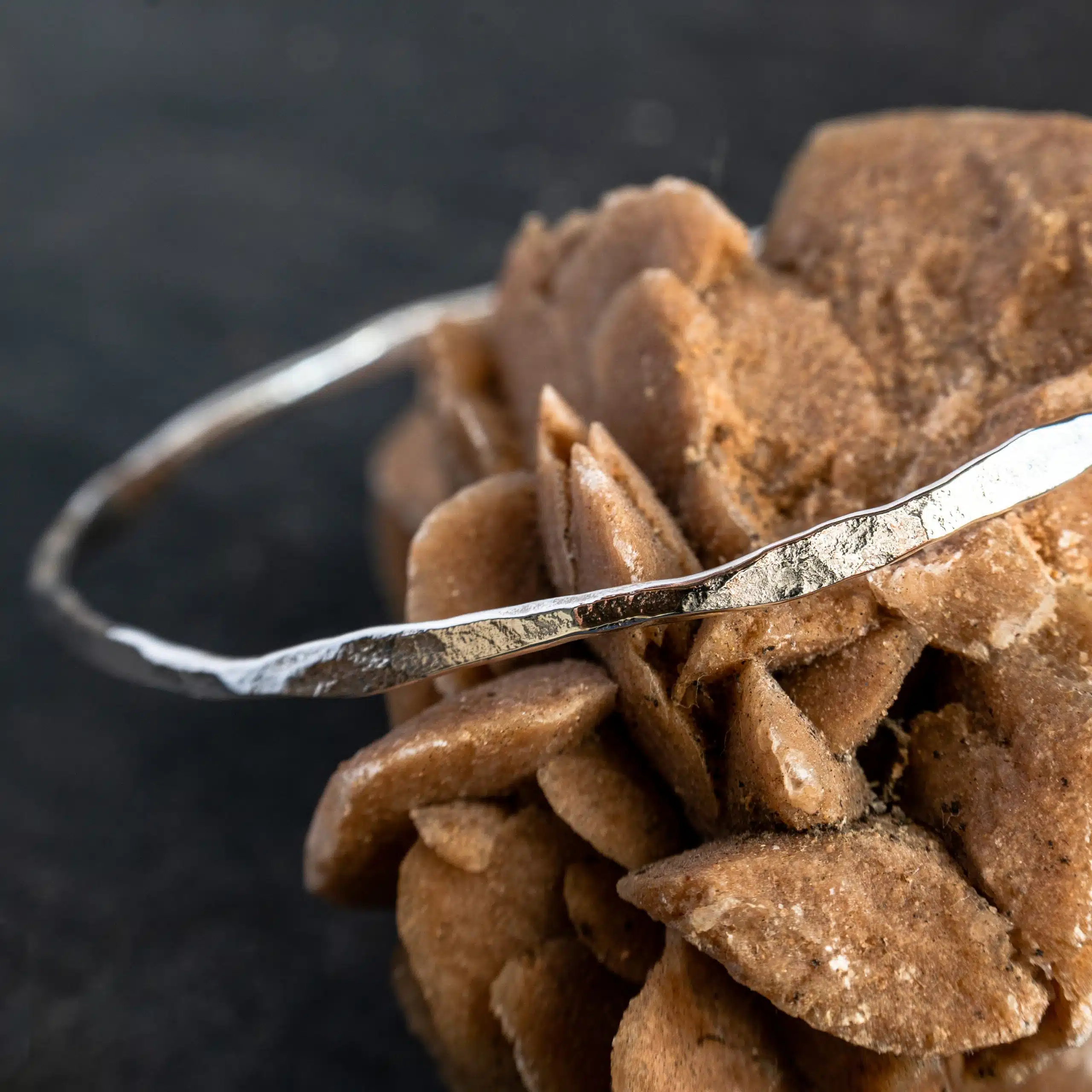 Brèches est un atelier de création de bijoux à Poitiers, proposant des pièces de fabrication artisanale en argent massif, en or et en laiton.