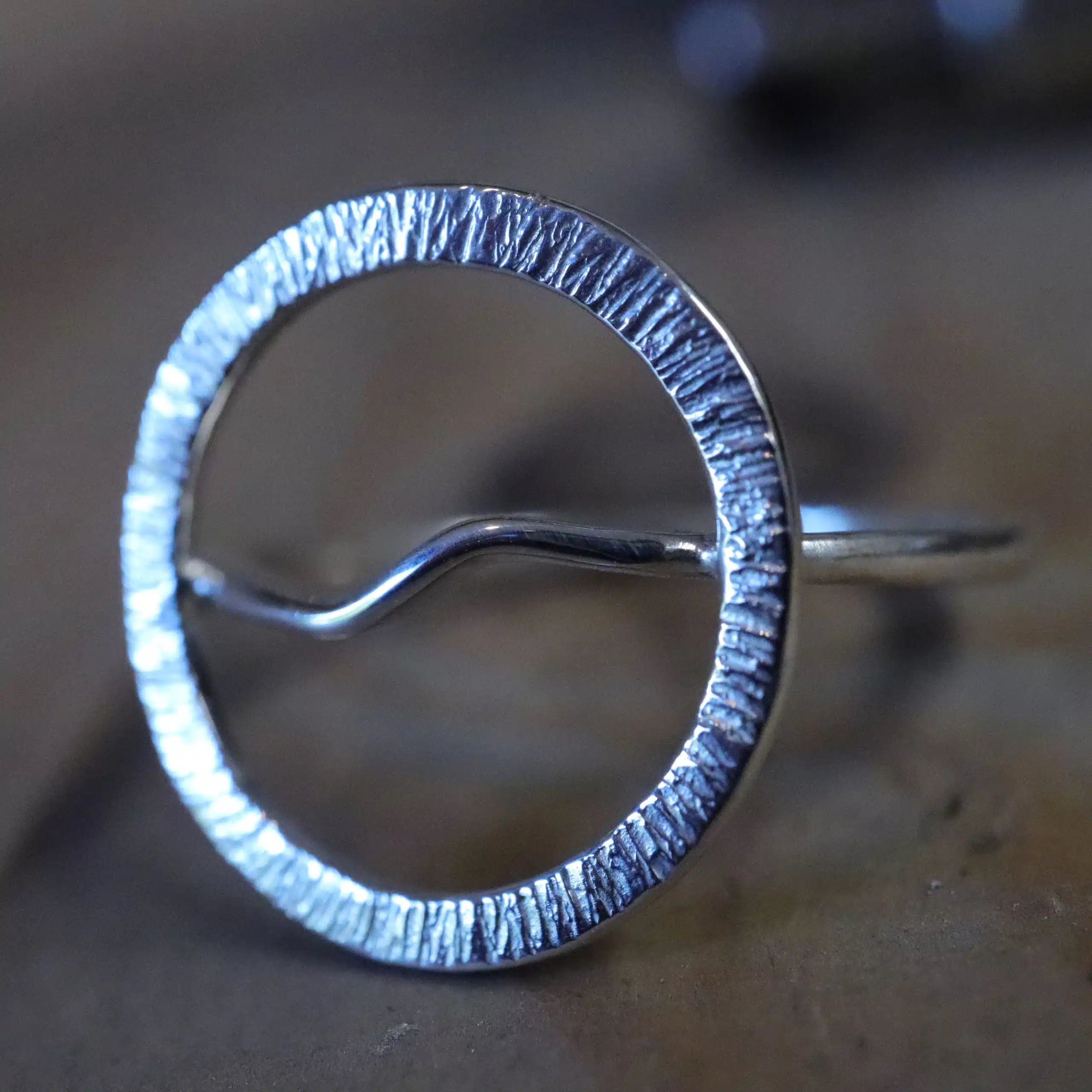 Brèches est un atelier de création de bijoux à Poitiers, proposant des pièces de fabrication artisanale en argent massif, en or et en laiton.
