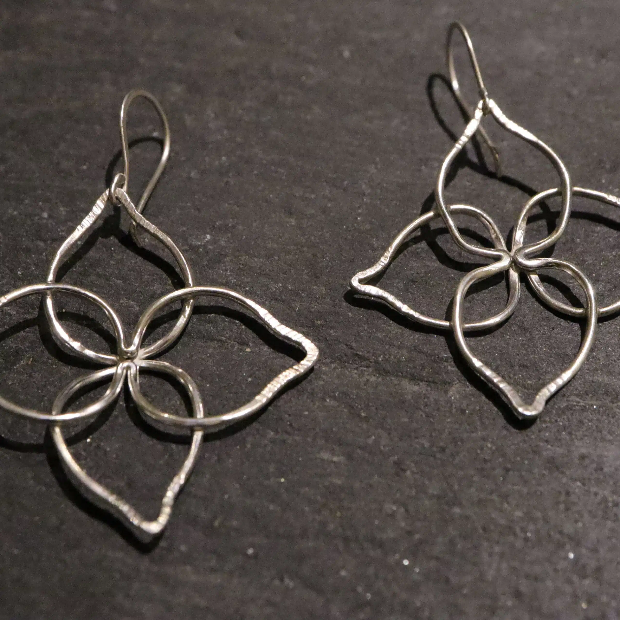 Brèches est un atelier de création de bijoux à Poitiers, proposant des pièces de fabrication artisanale en argent massif, en or et en laiton.