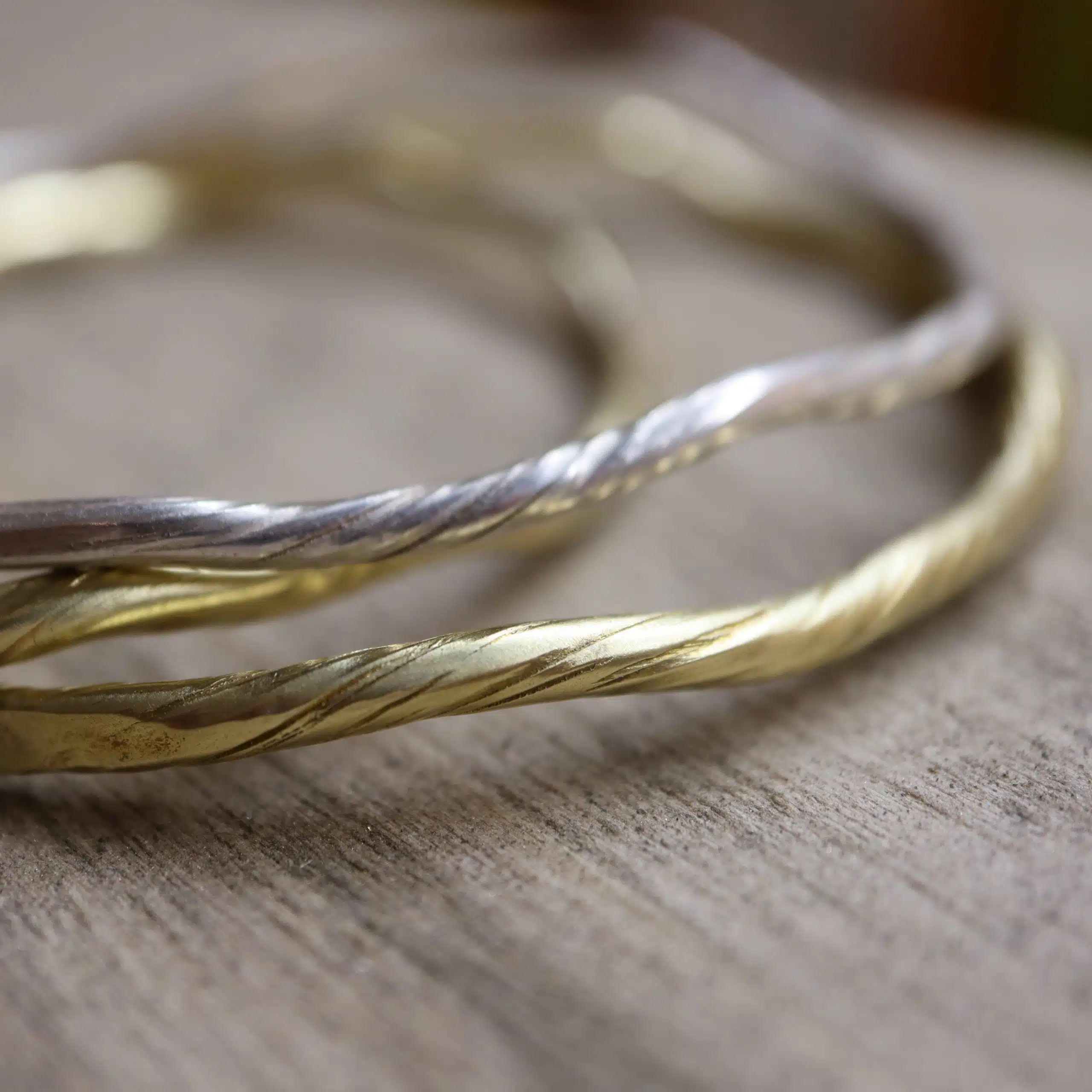 Brèches est un atelier de création de bijoux à Poitiers, proposant des pièces de fabrication artisanale en argent massif, en or et en laiton.