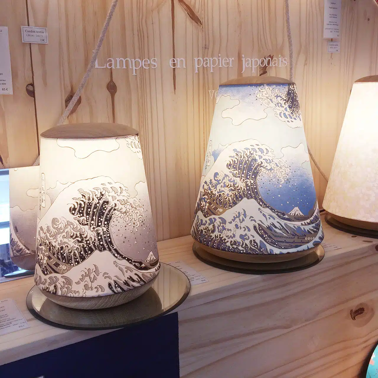 Créatrice de luminaires, je conçois et fabrique des lampes en papier japonais. Des collections sans cesse renouvelées qui permettent de proposer des pièces uniques et des séries limitées, en appliques, lampes à poser ou suspensions. Toutes les lampes sont conçues et assemblées dans mon atelier d'art et d'artisanat à Béruges (86).