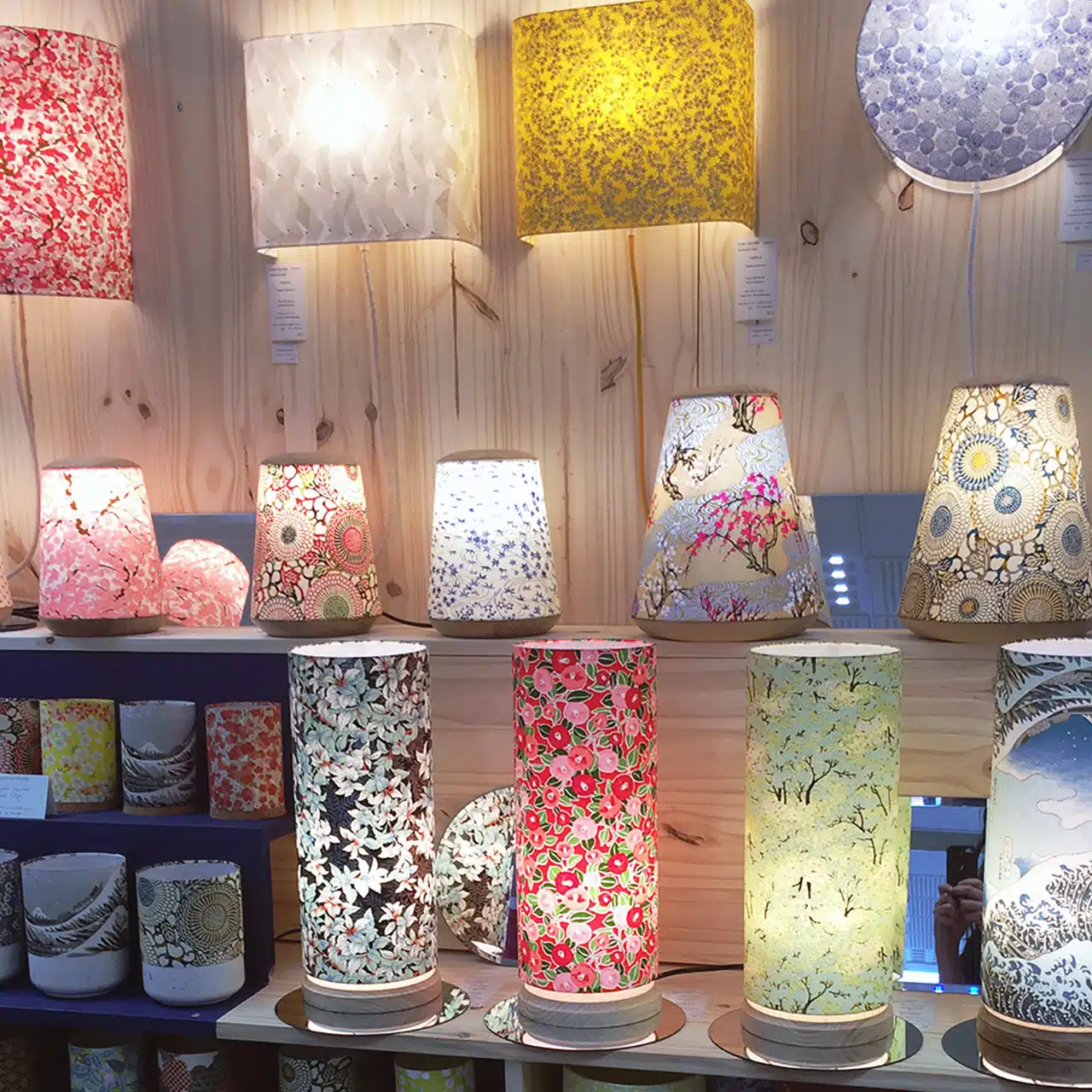 Créatrice de luminaires, je conçois et fabrique des lampes en papier japonais. Des collections sans cesse renouvelées qui permettent de proposer des pièces uniques et des séries limitées, en appliques, lampes à poser ou suspensions. Toutes les lampes sont conçues et assemblées dans mon atelier d'art et d'artisanat à Béruges (86).