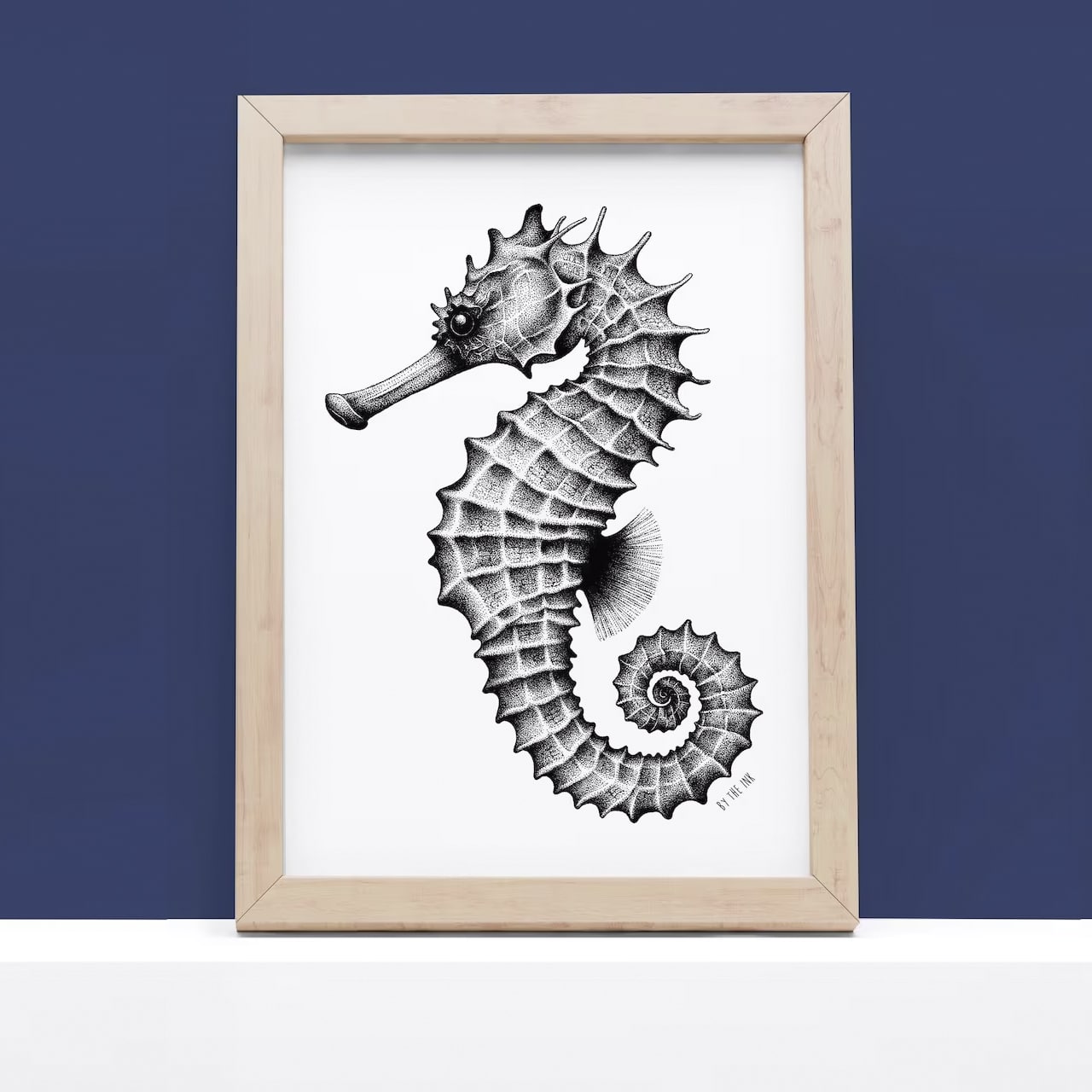 Artiste rochelaise, je vous propose des illustrations en série limitée, encadrées ou non, réalisées à l’encre de chine que je décline également sur de la papeterie et du textile.