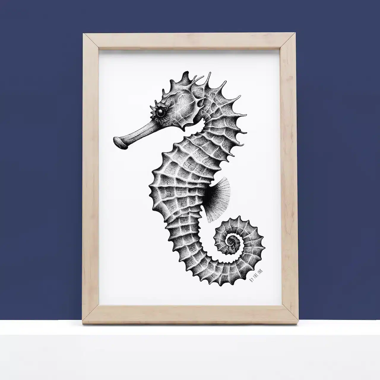 Artiste rochelaise, je vous propose des illustrations en série limitée, encadrées ou non, réalisées à l’encre de chine que je décline également sur de la papeterie et du textile.