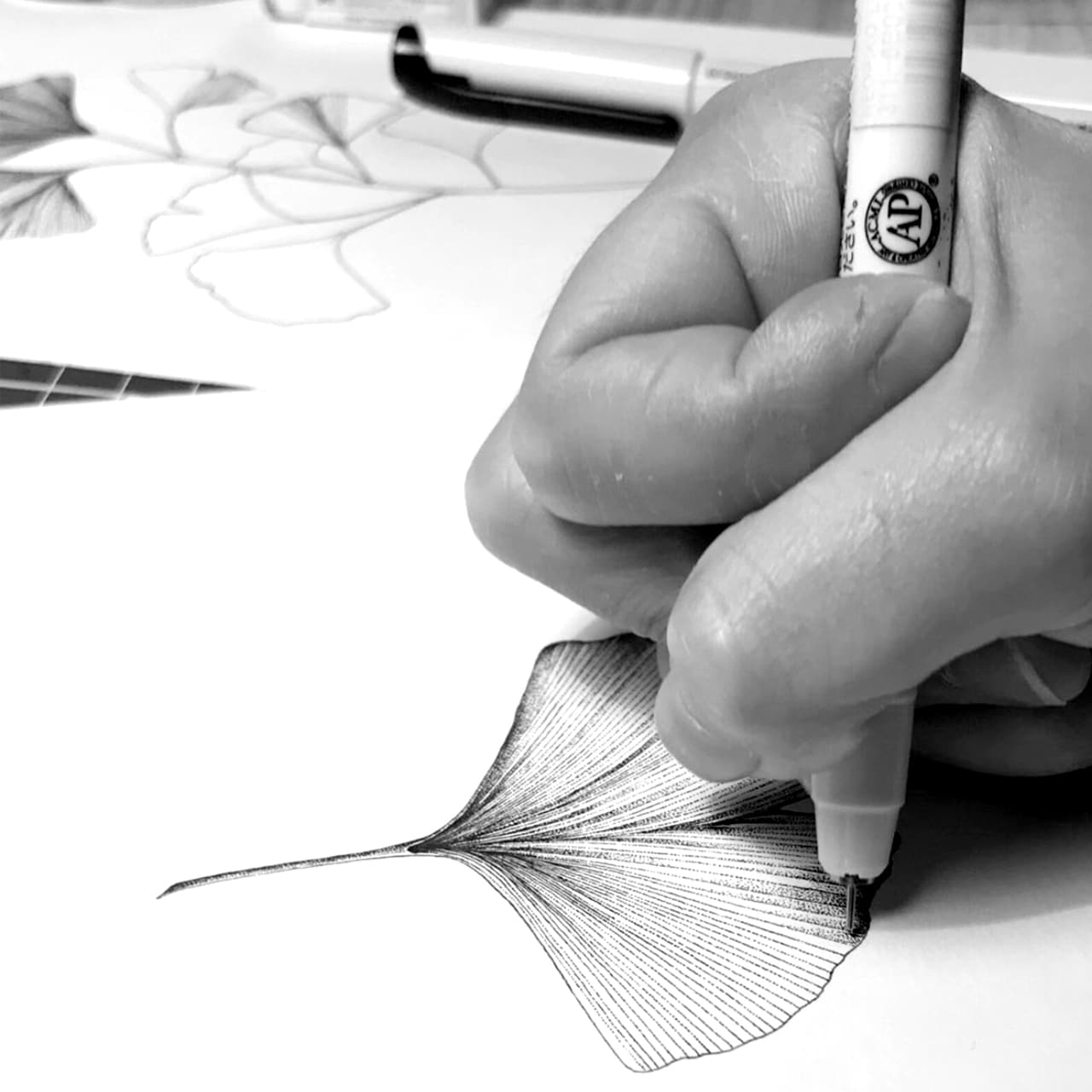 Artiste rochelaise, je vous propose des illustrations en série limitée, encadrées ou non, réalisées à l’encre de chine que je décline également sur de la papeterie et du textile.