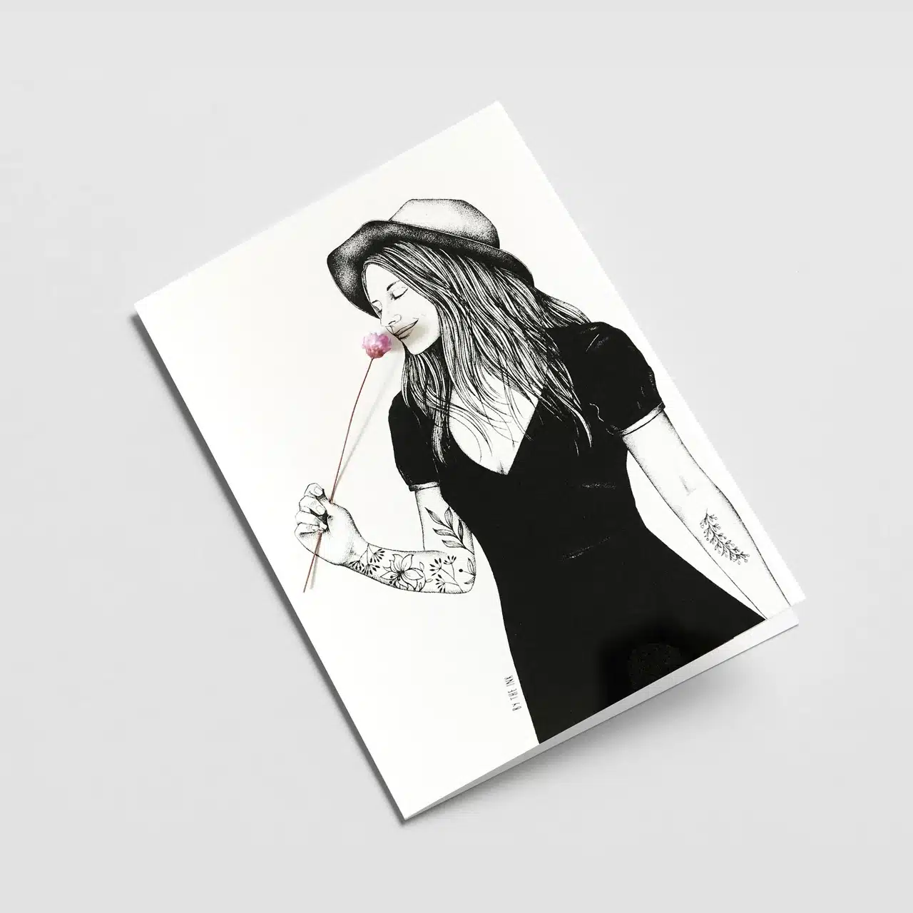 Artiste rochelaise, je vous propose des illustrations en série limitée, encadrées ou non, réalisées à l’encre de chine que je décline également sur de la papeterie et du textile.
