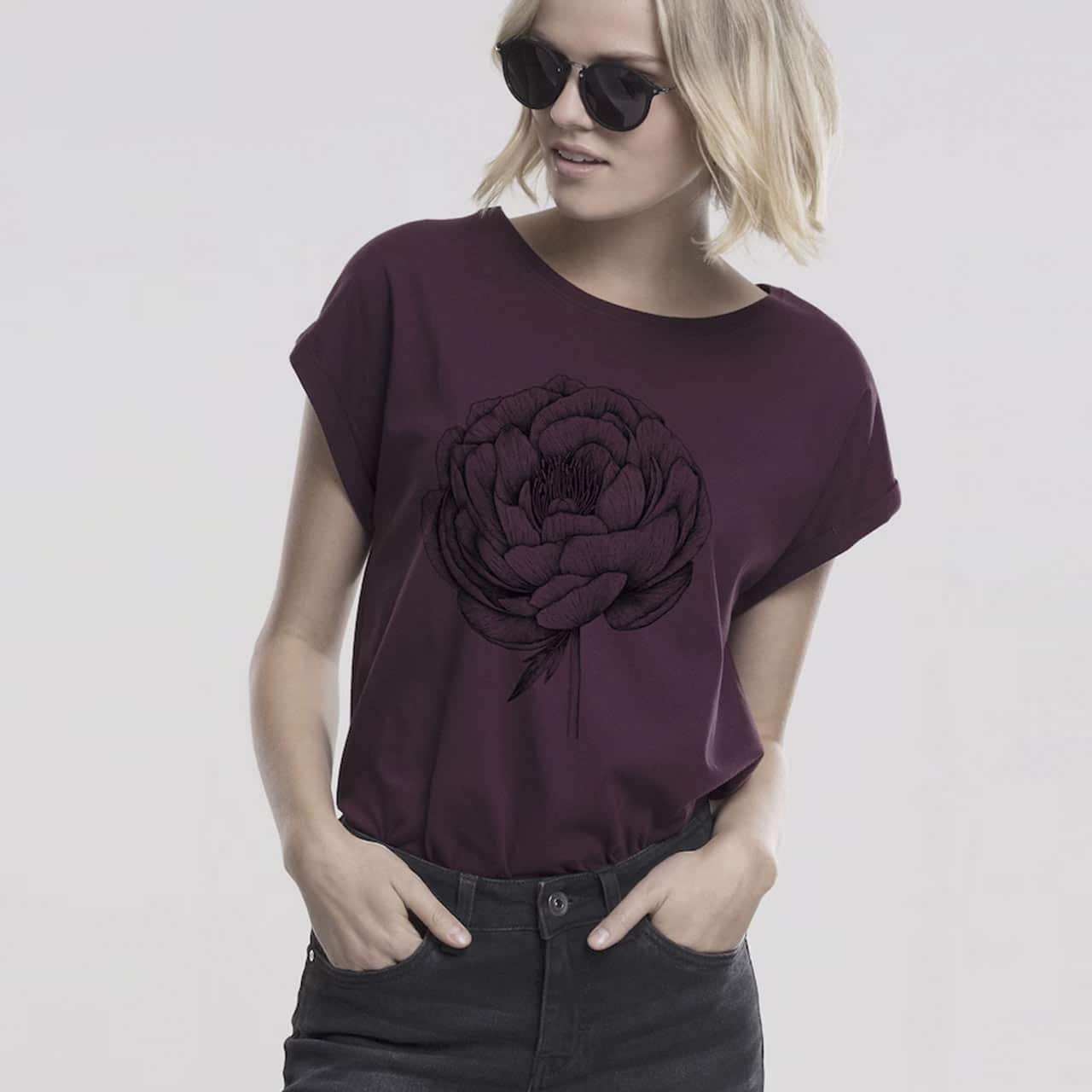 Artiste rochelaise, je vous propose des illustrations en série limitée, encadrées ou non, réalisées à l’encre de chine que je décline également sur de la papeterie et du textile.