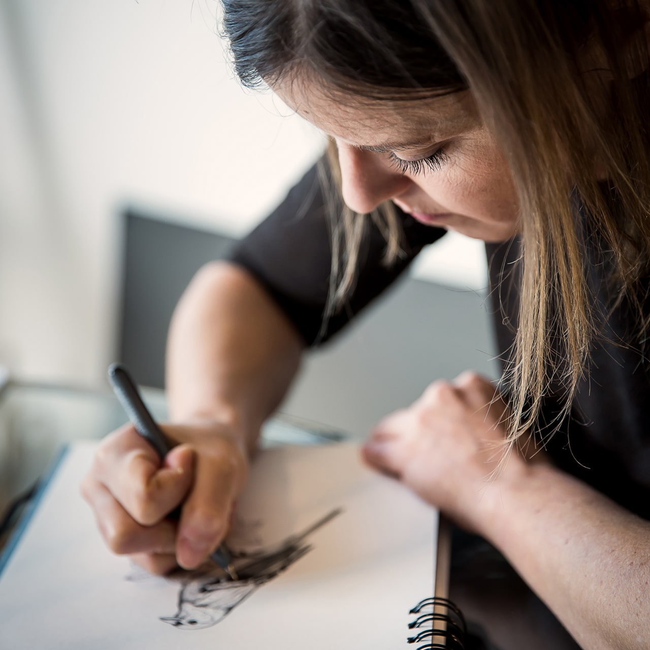 Artiste rochelaise, je vous propose des illustrations en série limitée, encadrées ou non, réalisées à l’encre de chine que je décline également sur de la papeterie et du textile.