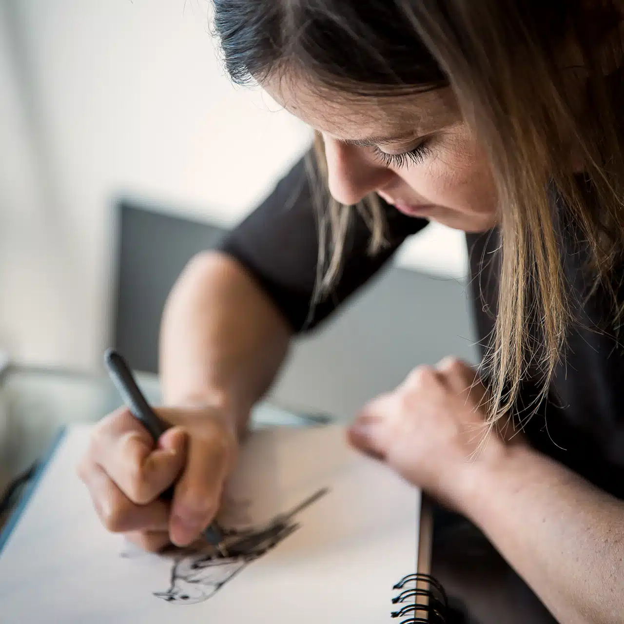 Artiste rochelaise, je vous propose des illustrations en série limitée, encadrées ou non, réalisées à l’encre de chine que je décline également sur de la papeterie et du textile.