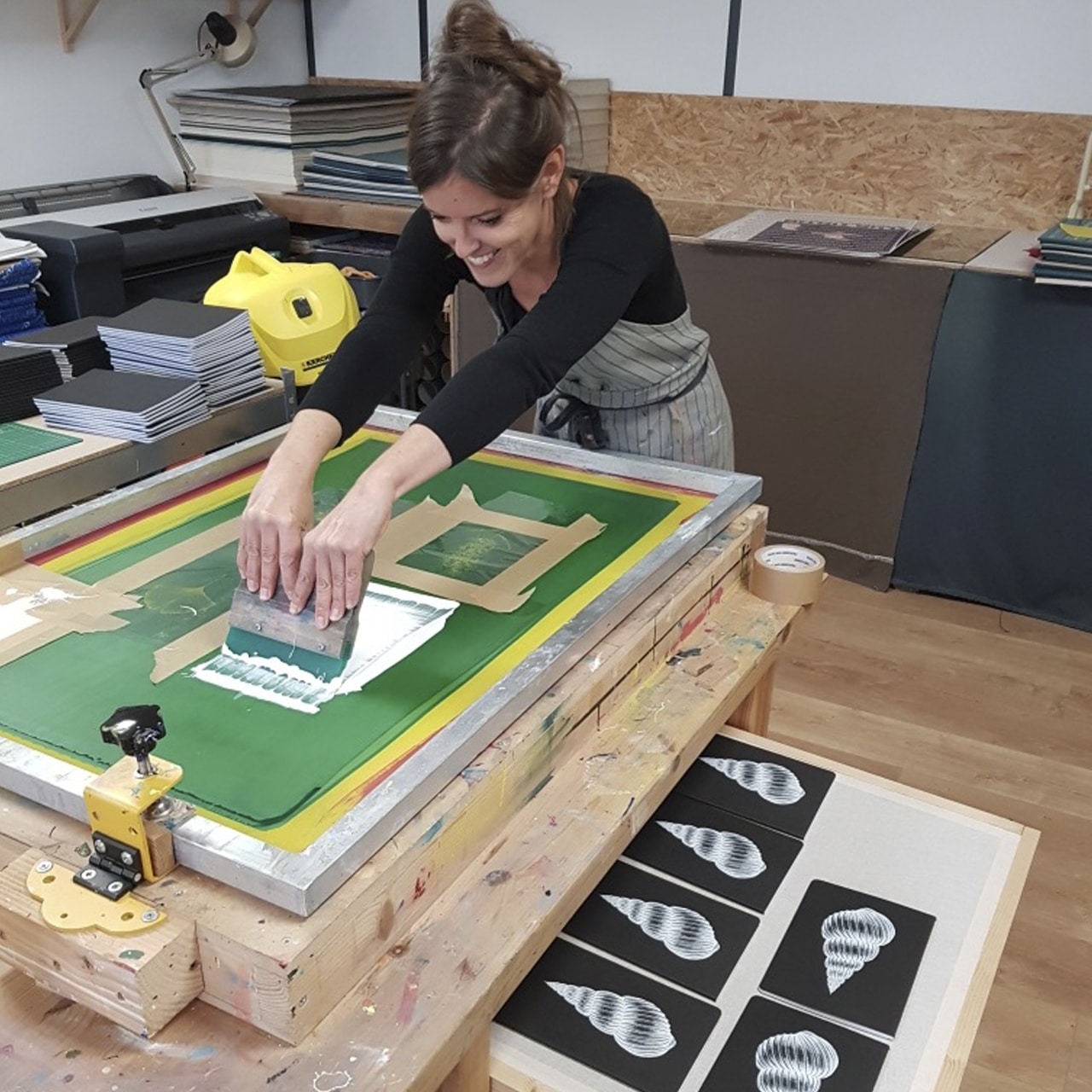 Artiste rochelaise, je vous propose des illustrations en série limitée, encadrées ou non, réalisées à l’encre de chine que je décline également sur de la papeterie et du textile.