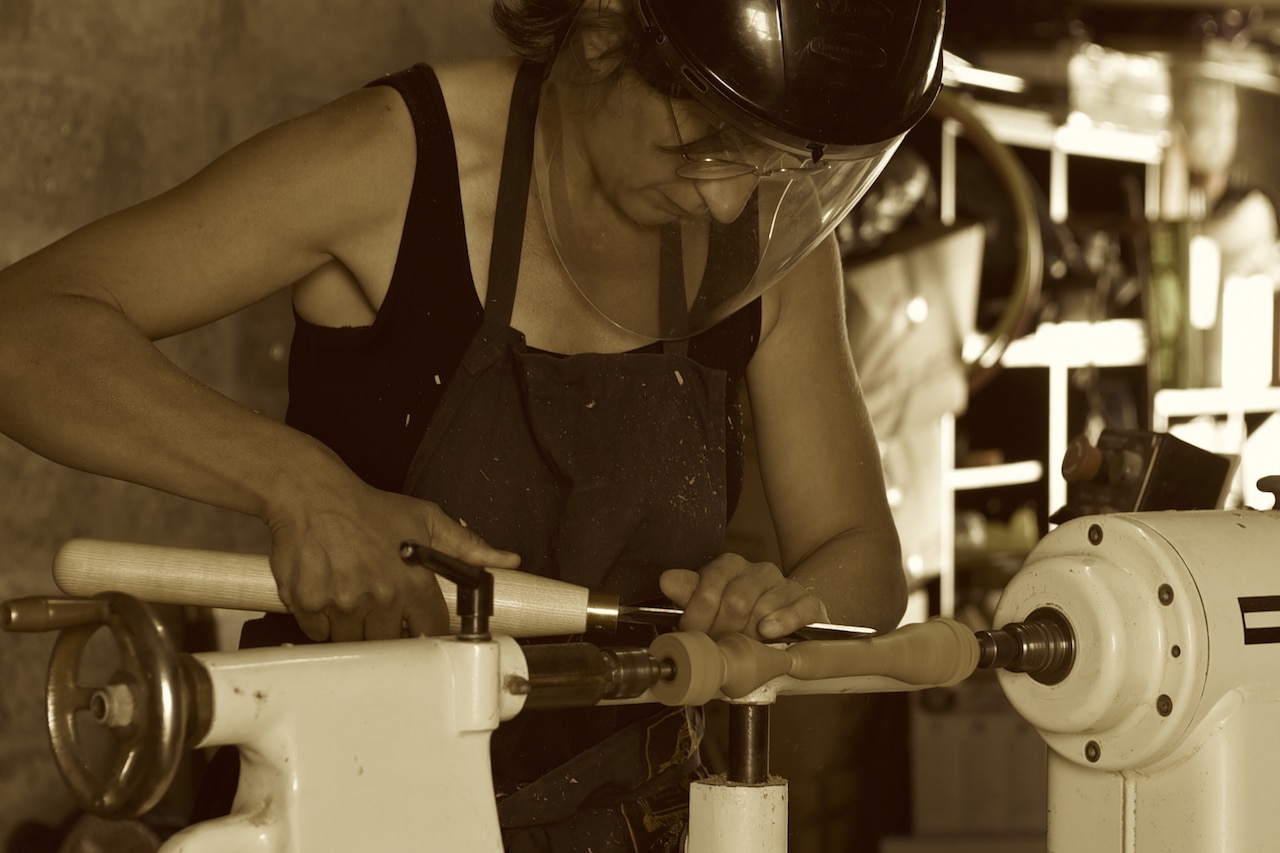Femme tourneur sur bois installée à La Rochelle. Après avoir emprunté plusieurs chemins de vie professionnelle, certains plus académiques que d’autres, j’ai fait le choix il y a quelques années de placer le vivant de la matière au coeur de mon quotidien.