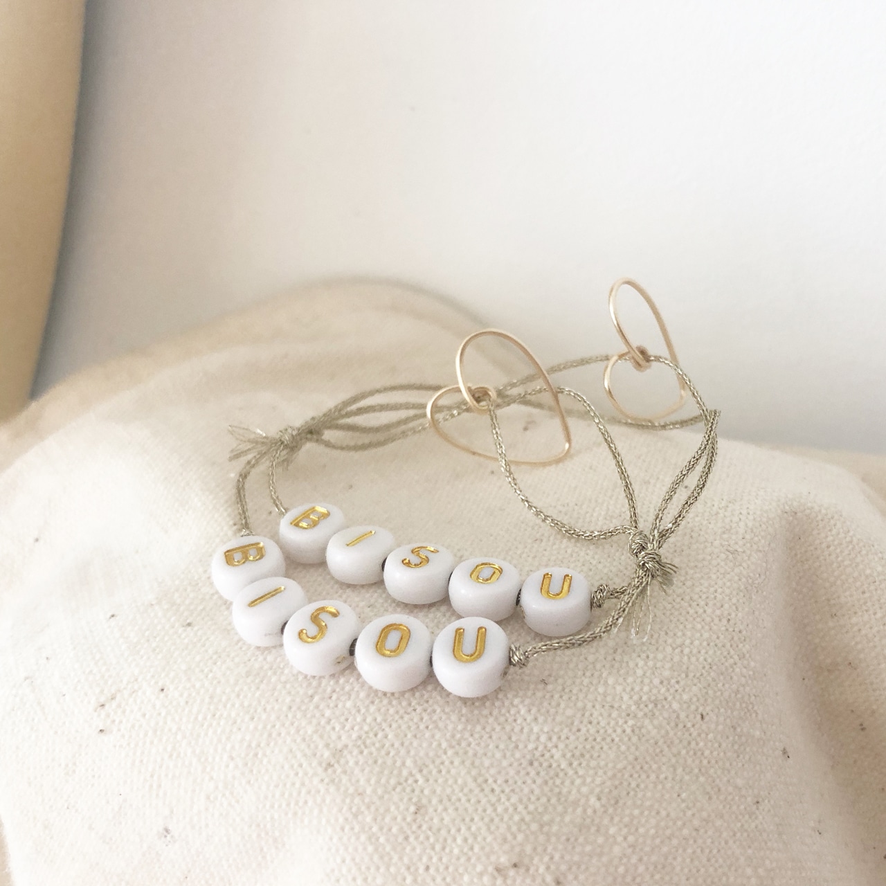Créatrice d’accessoires en cuir, je propose des pièces uniques réalisées à la main dans mon atelier à Saint george les Baillargeaux.