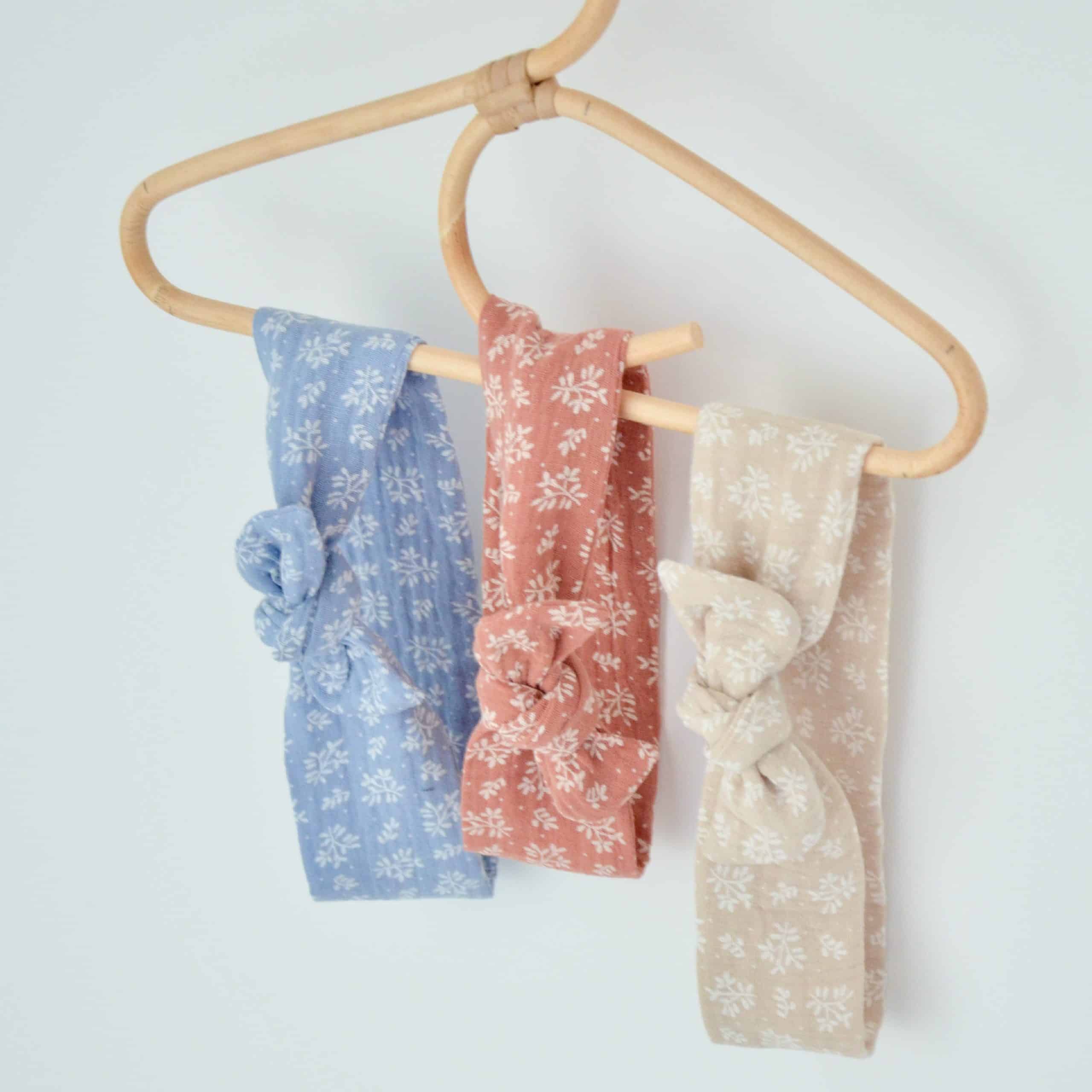 Bobines et Confettis est une marque française d'accessoires textile tendance et féminins pour cheveux : Bandeaux, barrettes, foulards, rubans, chouchous... Chaque pièce est imaginée et fabriquée dans mon atelier. Je revends dans des boutiques de créateurs locaux. Tout est fabriqué en petite série pour éviter la surproduction et permettre au client d'avoir un coloris unique ou qui a été fabriqué en petite quantité et donc qu'on ne le voit pas chez tout le monde.