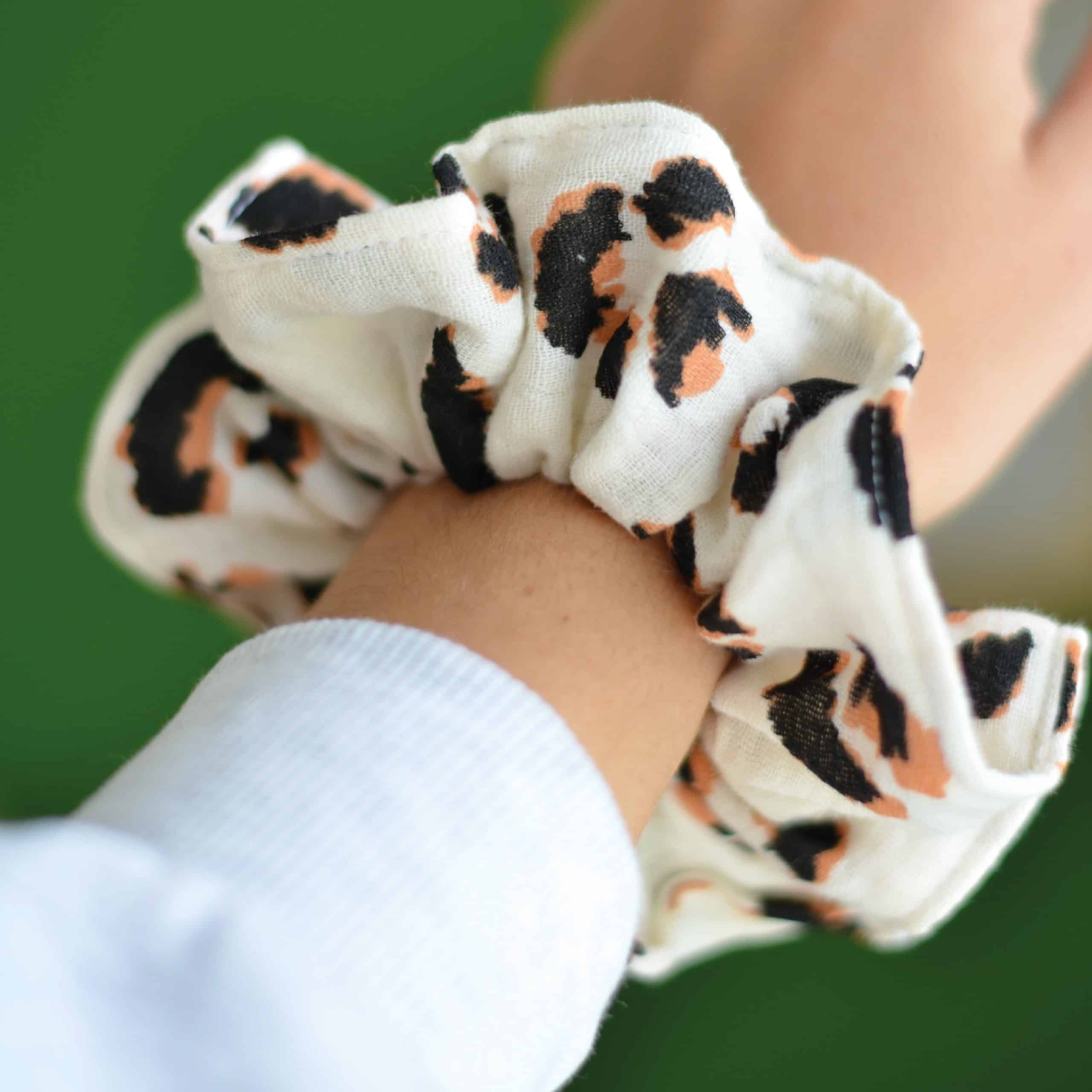 Bobines et Confettis est une marque française d'accessoires textile tendance et féminins pour cheveux : Bandeaux, barrettes, foulards, rubans, chouchous... Chaque pièce est imaginée et fabriquée dans mon atelier. Je revends dans des boutiques de créateurs locaux. Tout est fabriqué en petite série pour éviter la surproduction et permettre au client d'avoir un coloris unique ou qui a été fabriqué en petite quantité et donc qu'on ne le voit pas chez tout le monde.