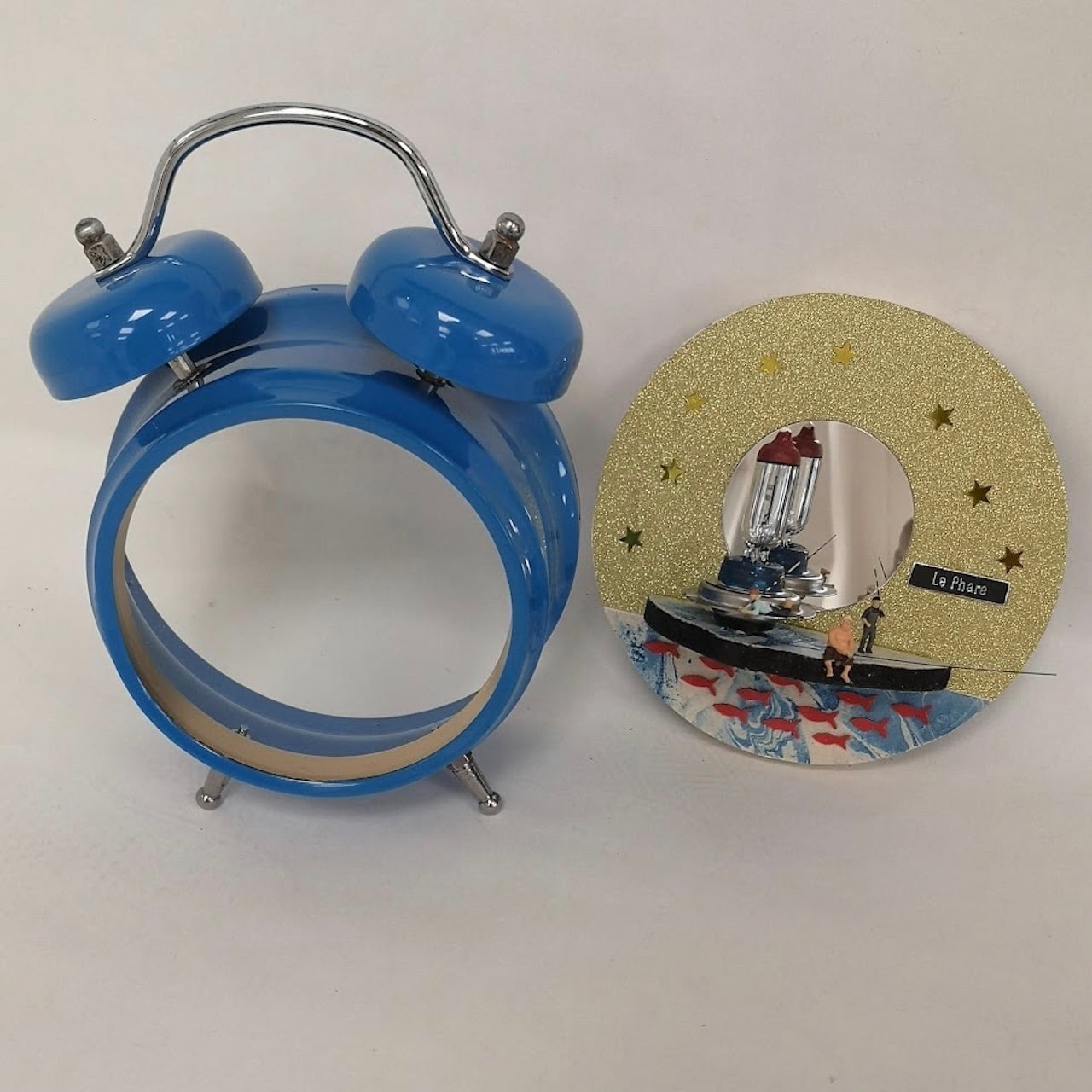 Céci'Pop, créatrice passionnée, s'engage à promouvoir la création artisanale en utilisant des produits locaux. Son approche unique de détournement d'objet transforme d’anciens supports (réveil, baromètres, horloges) en décorations originales et responsables. Chaque pièce reflète son amour pour l'artisanat, alliant esthétique et respect de l'environnement, tout en soutenant l'économie locale.
