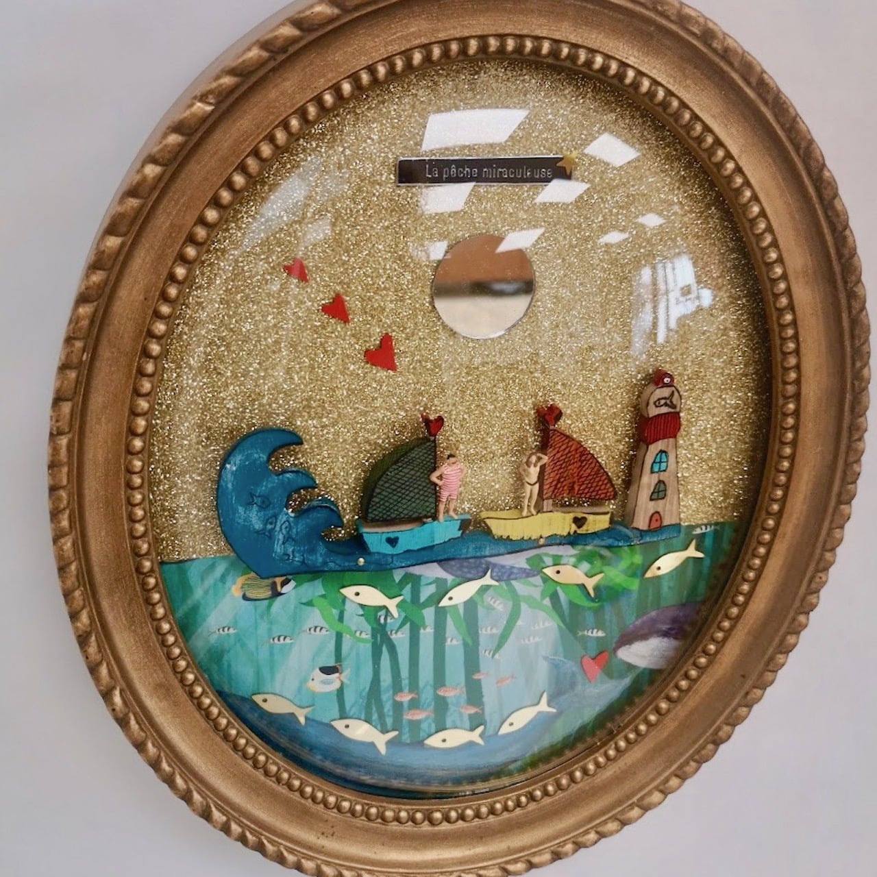 Son approche unique de détournement d'objet transforme d’anciens supports (réveil, baromètres, horloges) en décorations originales et responsables. Chaque pièce reflète son amour pour l'artisanat, alliant esthétique et respect de l'environnement, tout en soutenant l'économie locale.