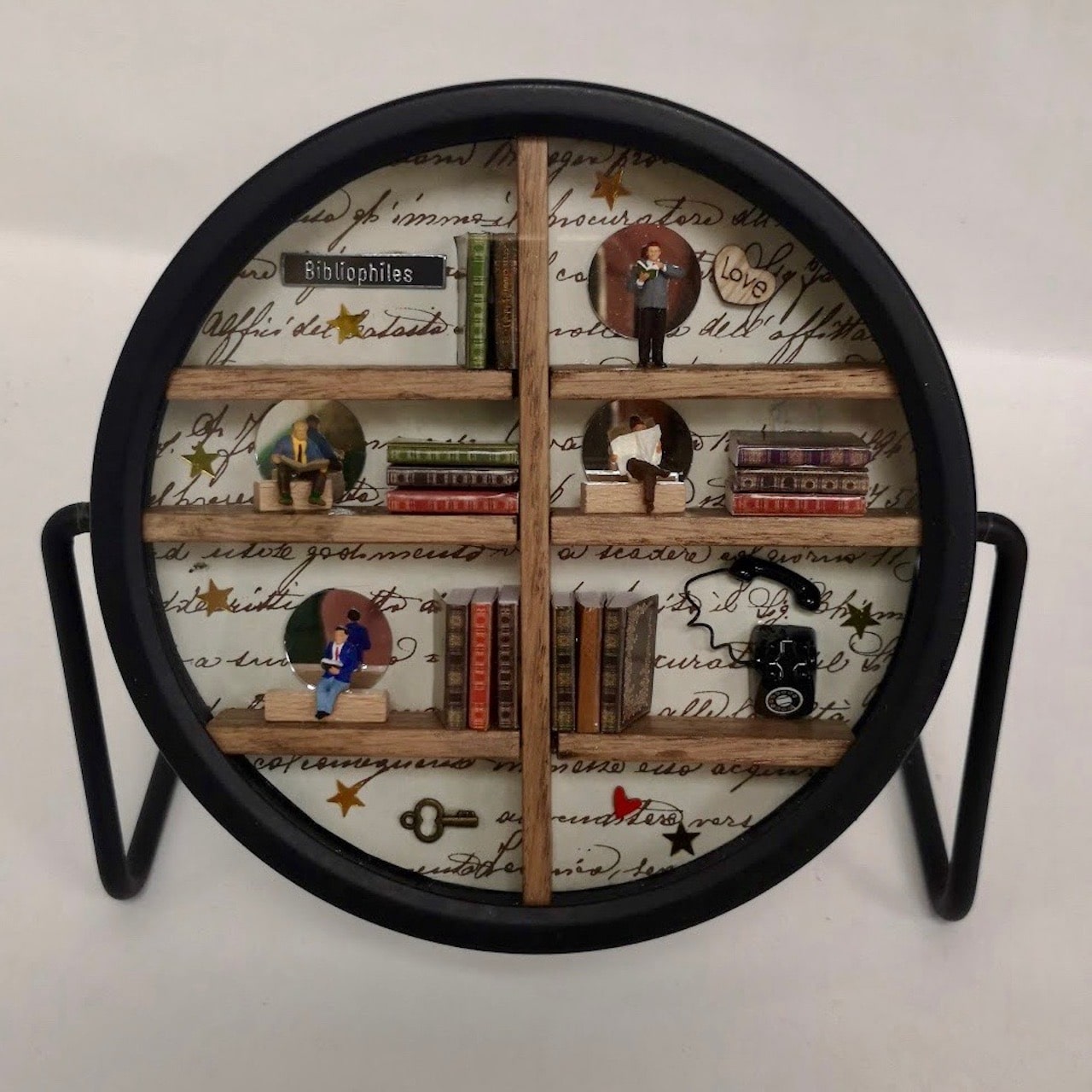 Céci'Pop, créatrice passionnée, s'engage à promouvoir la création artisanale en utilisant des produits locaux. Son approche unique de détournement d'objet transforme d’anciens supports (réveil, baromètres, horloges) en décorations originales et responsables. Chaque pièce reflète son amour pour l'artisanat, alliant esthétique et respect de l'environnement, tout en soutenant l'économie locale.