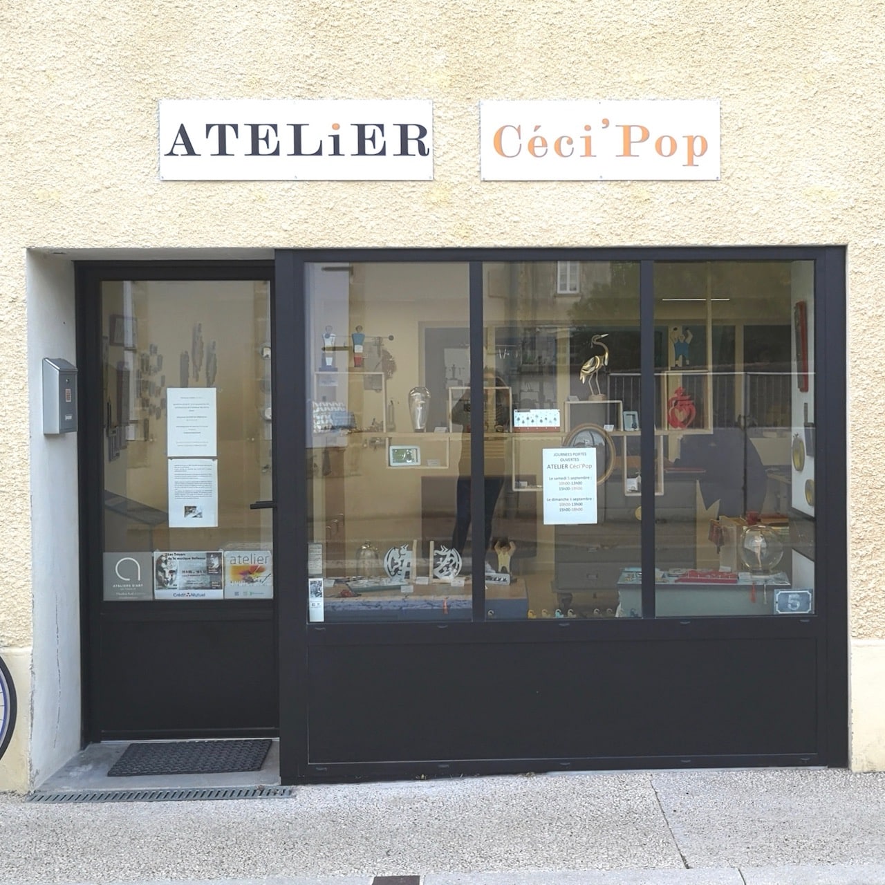 Céci'Pop, créatrice passionnée, s'engage à promouvoir la création artisanale en utilisant des produits locaux. Son approche unique de détournement d'objet transforme d’anciens supports (réveil, baromètres, horloges) en décorations originales et responsables. Chaque pièce reflète son amour pour l'artisanat, alliant esthétique et respect de l'environnement, tout en soutenant l'économie locale.