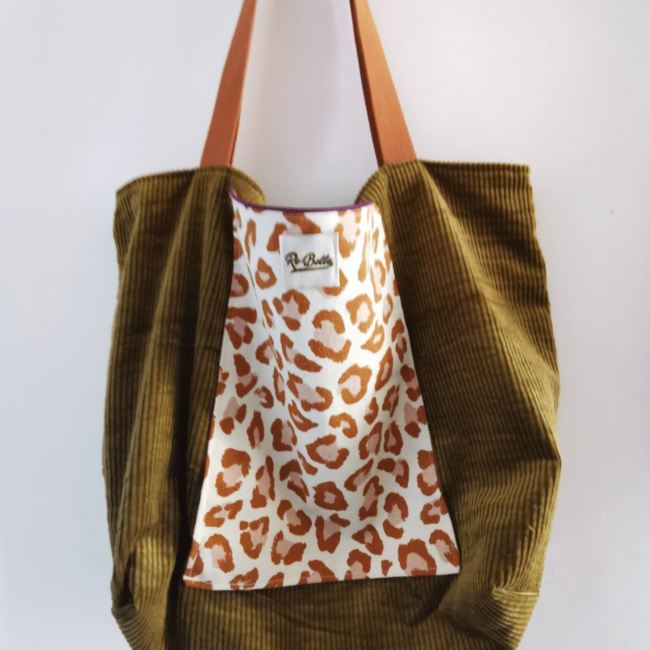 Je suis Carine, créatrice d'accessoires textiles passionnée, installée en bord de mer à Charron (17). Mon atelier est un véritable terrain de jeu où couleurs et matières s’assemblent avec harmonie pour donner naissance à des pièces pleines de caractère.