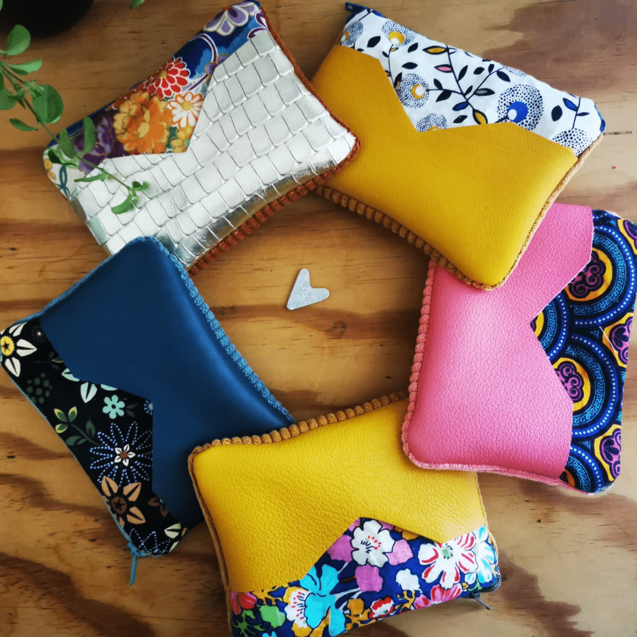 Je suis Carine, créatrice d'accessoires textiles passionnée, installée en bord de mer à Charron (17). Mon atelier est un véritable terrain de jeu où couleurs et matières s’assemblent avec harmonie pour donner naissance à des pièces pleines de caractère.