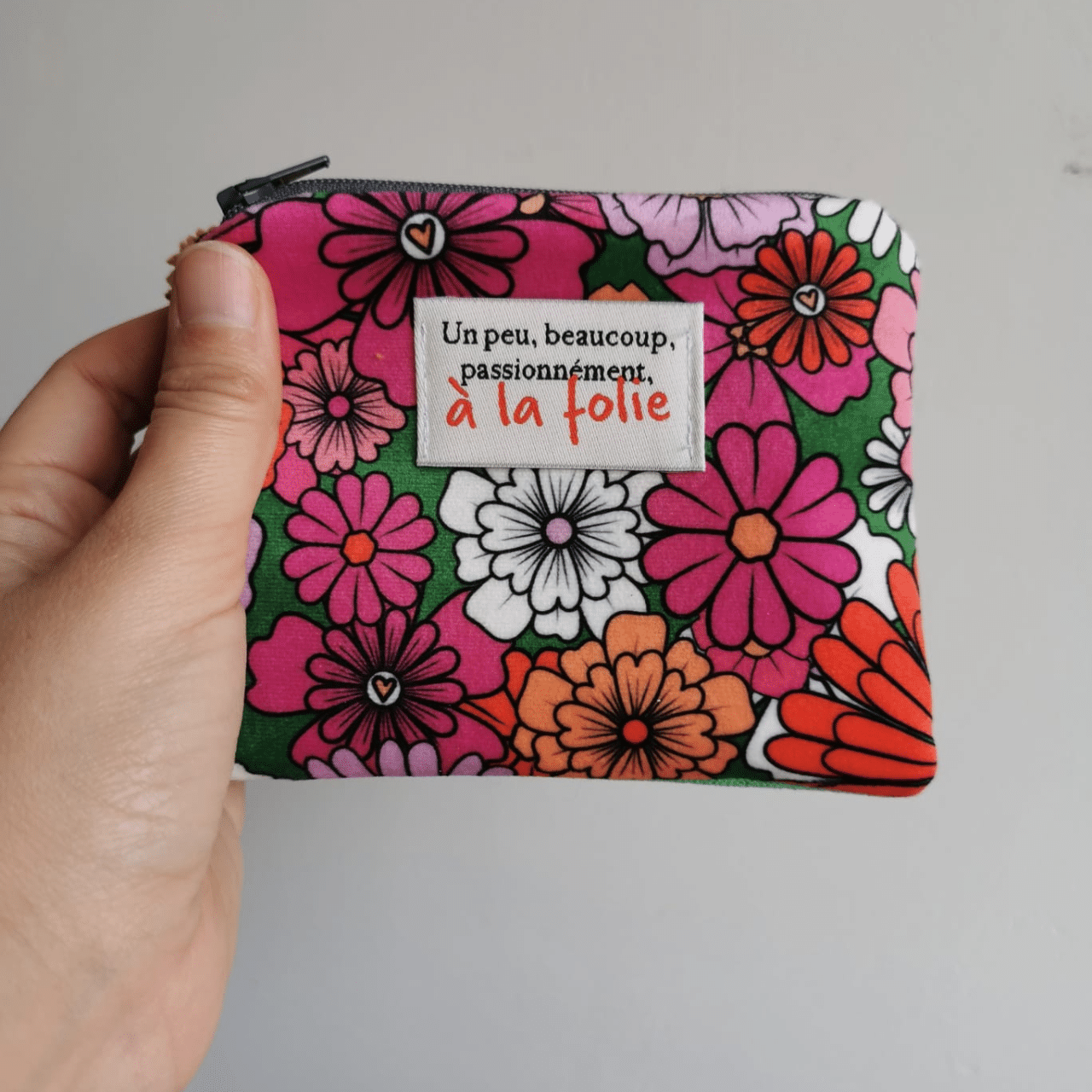 Je suis Carine, créatrice d'accessoires textiles passionnée, installée en bord de mer à Charron (17). Mon atelier est un véritable terrain de jeu où couleurs et matières s’assemblent avec harmonie pour donner naissance à des pièces pleines de caractère.