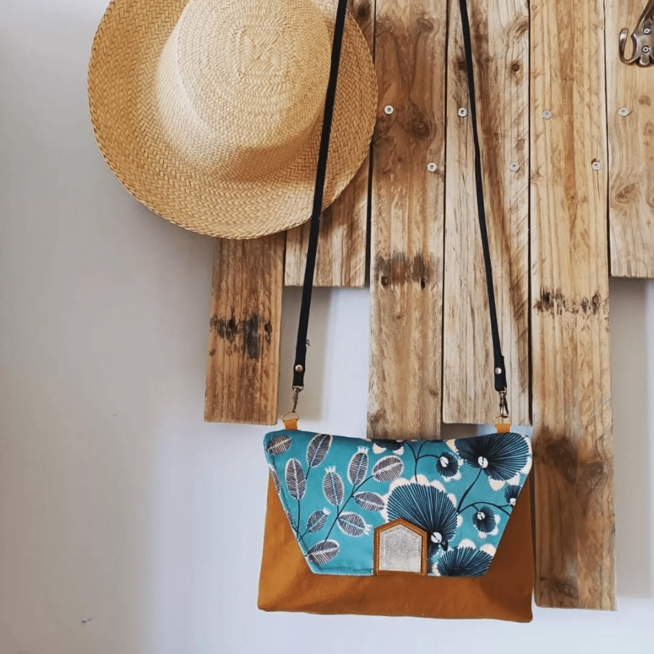 Je suis Carine, créatrice d'accessoires textiles passionnée, installée en bord de mer à Charron (17). Mon atelier est un véritable terrain de jeu où couleurs et matières s’assemblent avec harmonie pour donner naissance à des pièces pleines de caractère.