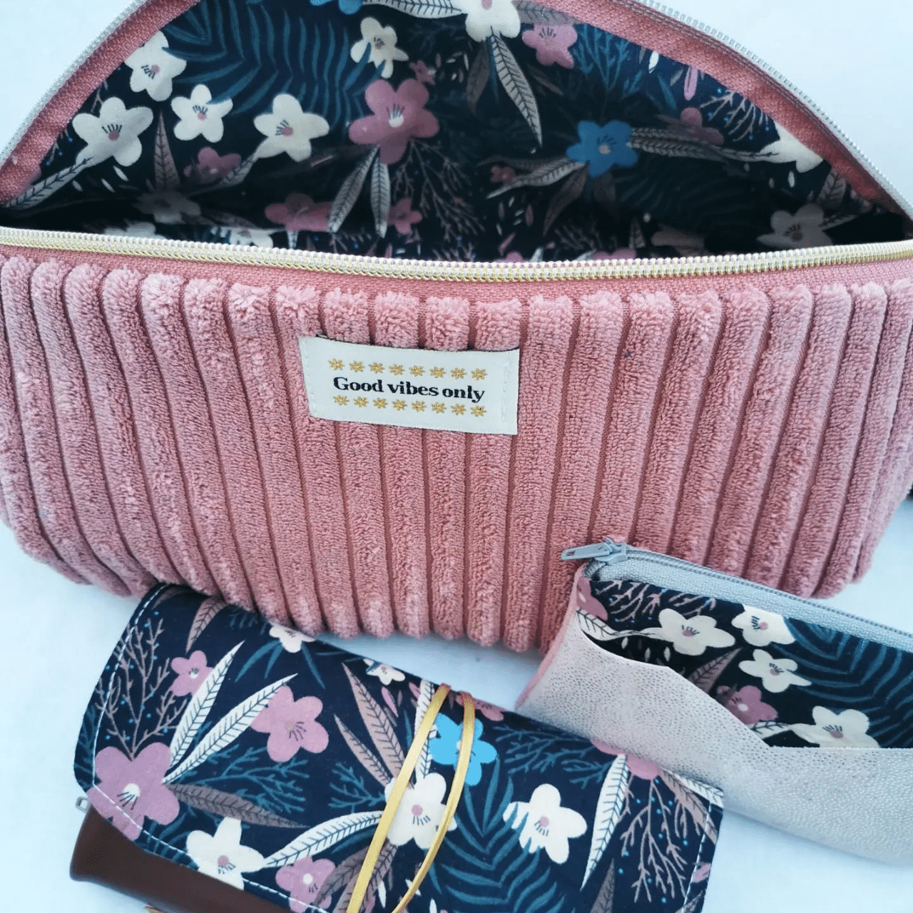 Je suis Carine, créatrice d'accessoires textiles passionnée, installée en bord de mer à Charron (17). Mon atelier est un véritable terrain de jeu où couleurs et matières s’assemblent avec harmonie pour donner naissance à des pièces pleines de caractère.