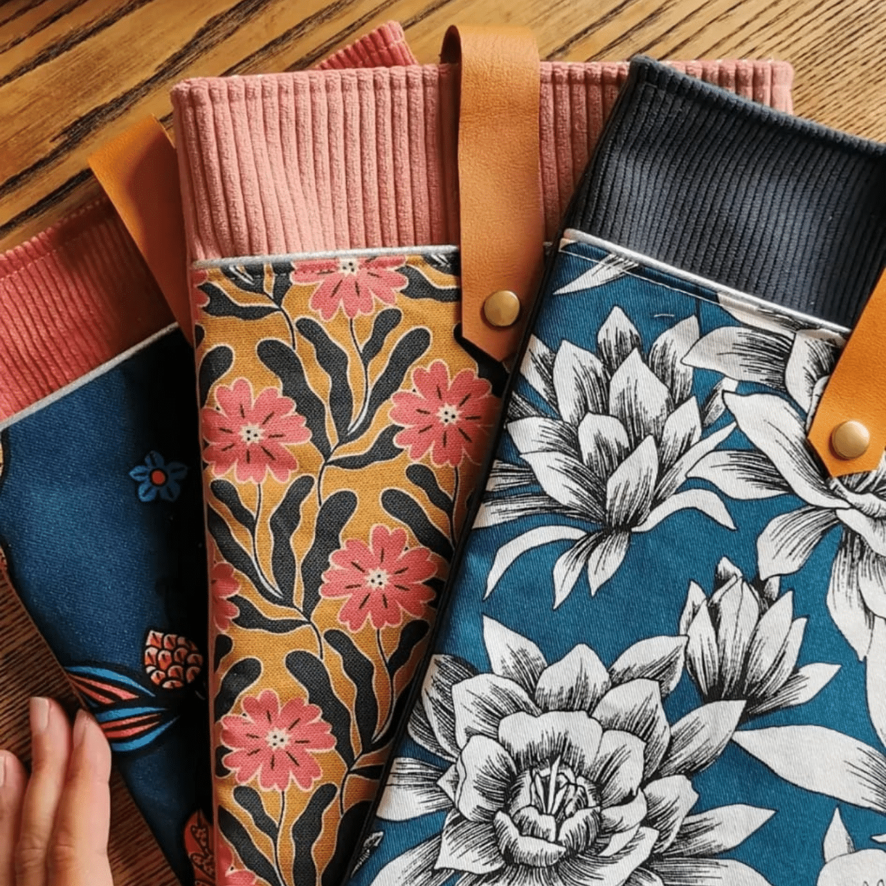 Mon atelier est un véritable terrain de jeu où couleurs et matières s’assemblent avec harmonie pour donner naissance à des pièces pleines de caractère.