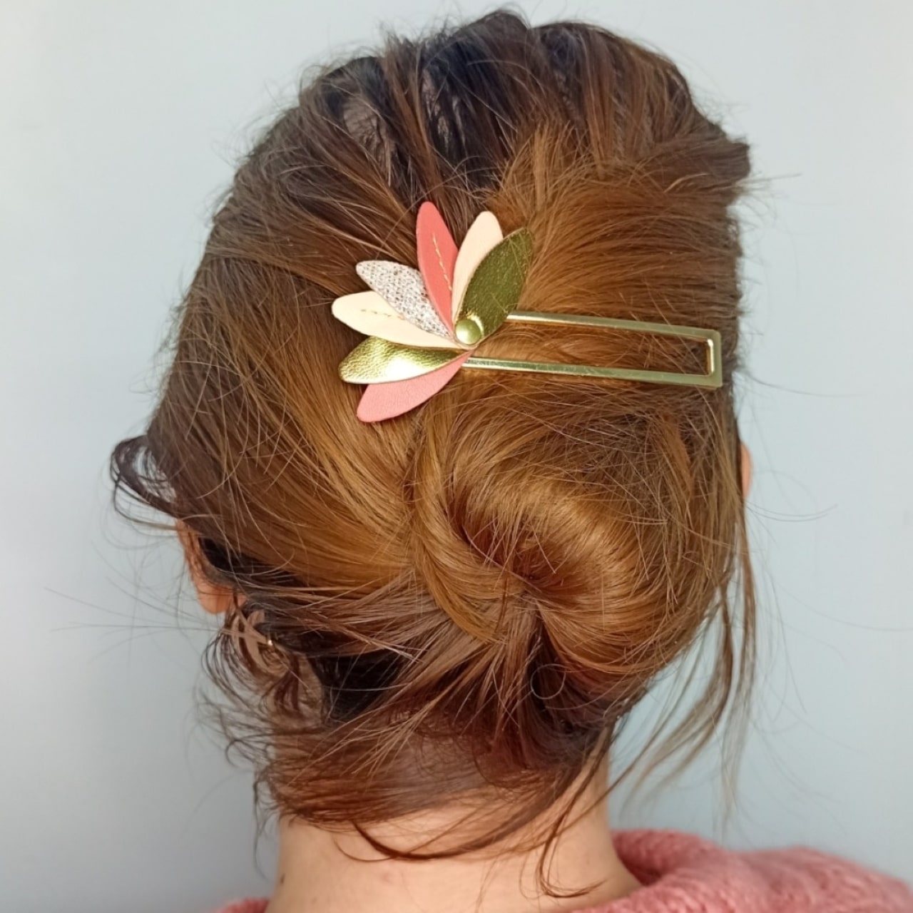 Je m'appelle Karine et je crée des accessoires pour les cheveux depuis 2011 dans mon atelier nantais