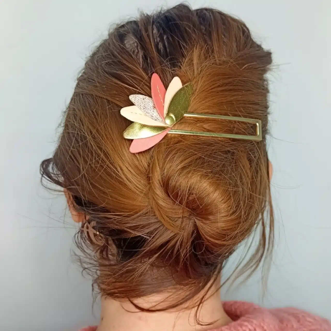 Je m'appelle Karine et je crée des accessoires pour les cheveux depuis 2011 dans mon atelier nantais