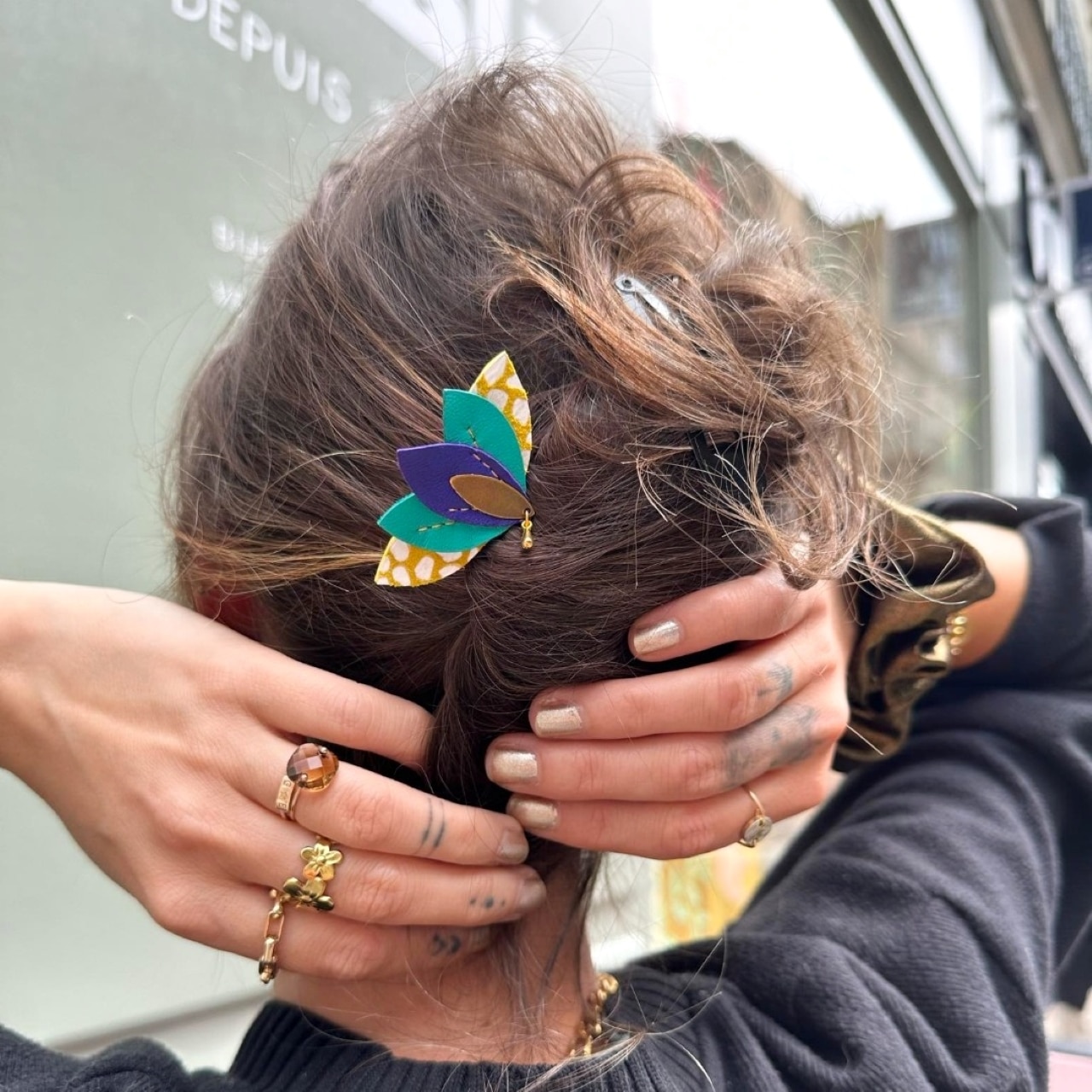 Sensible aux valeurs éco-responsables, je m’inscris dans une démarche de revalorisation des matières. Ainsi, je travaille à partir de chutes de cuir de maroquiniers et de surplus de cuir issus de l'industrie de la mode.