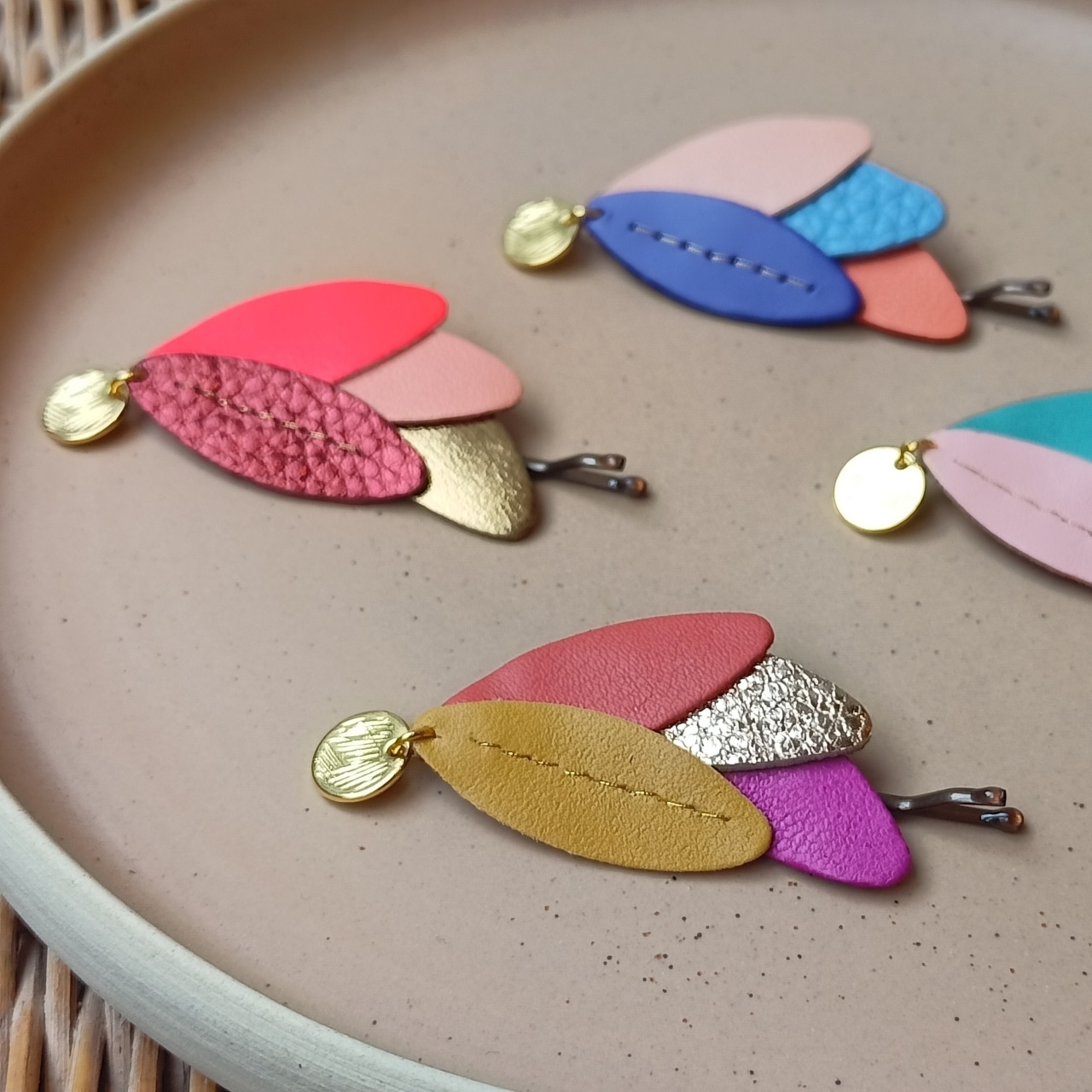 Sensible aux valeurs éco-responsables, je m’inscris dans une démarche de revalorisation des matières. Ainsi, je travaille à partir de chutes de cuir de maroquiniers et de surplus de cuir issus de l'industrie de la mode.