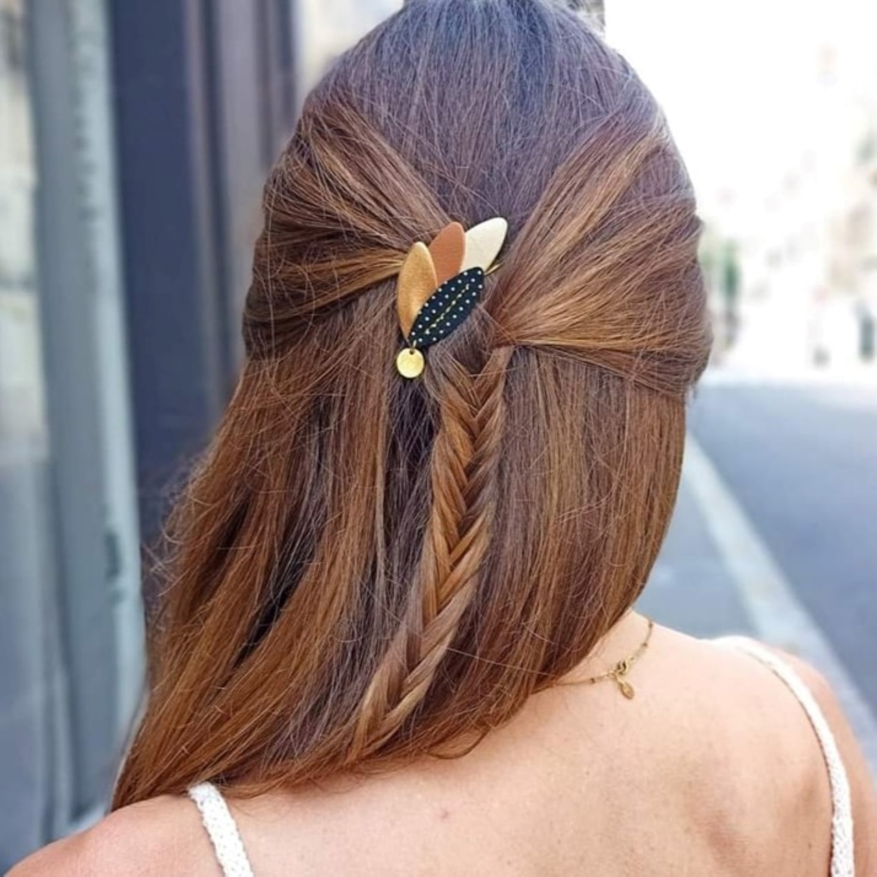 Sensible aux valeurs éco-responsables, je m’inscris dans une démarche de revalorisation des matières. Ainsi, je travaille à partir de chutes de cuir de maroquiniers et de surplus de cuir issus de l'industrie de la mode.