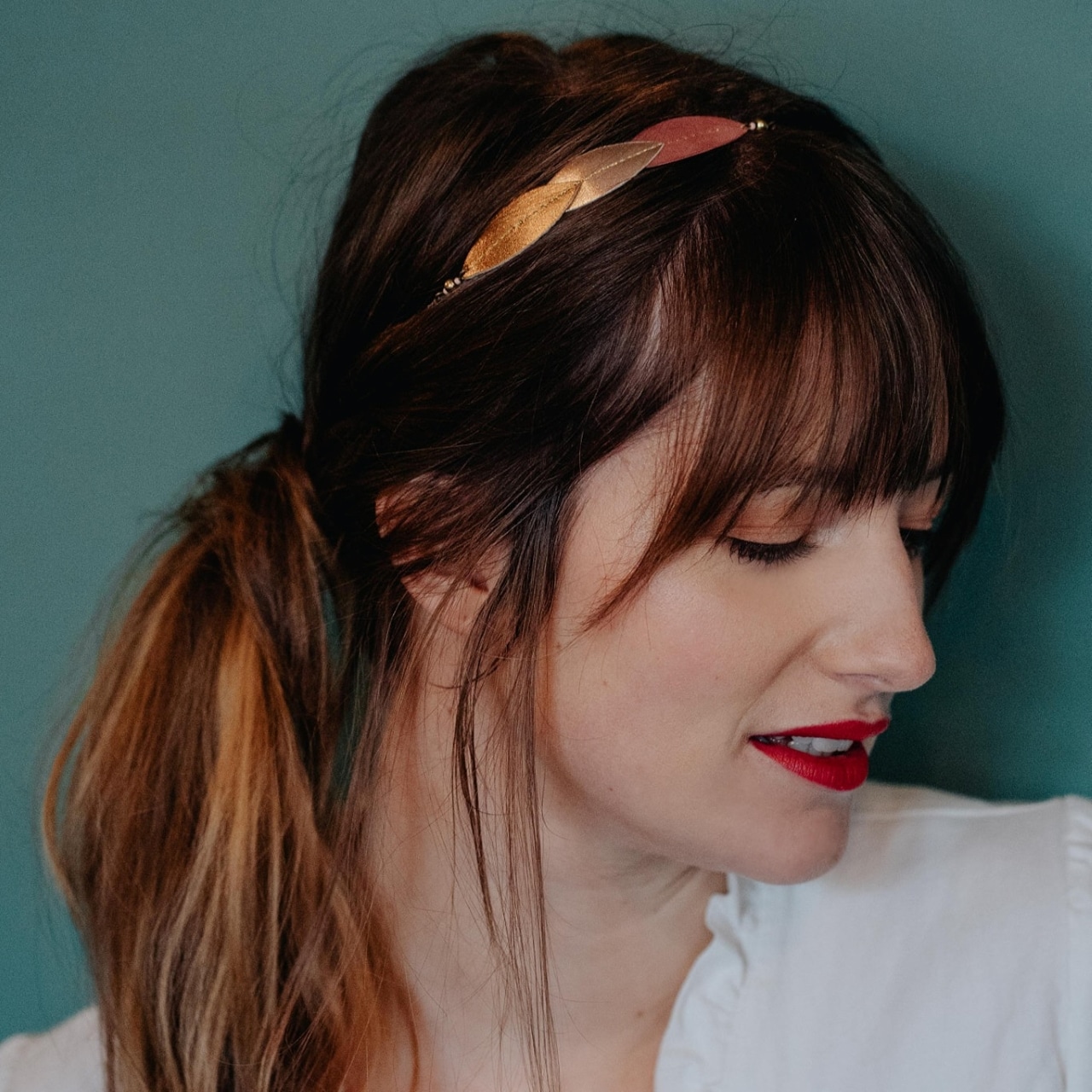 Sensible aux valeurs éco-responsables, je m’inscris dans une démarche de revalorisation des matières. Ainsi, je travaille à partir de chutes de cuir de maroquiniers et de surplus de cuir issus de l'industrie de la mode.