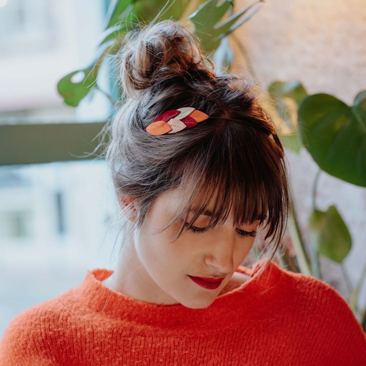 Sensible aux valeurs éco-responsables, je m’inscris dans une démarche de revalorisation des matières. Ainsi, je travaille à partir de chutes de cuir de maroquiniers et de surplus de cuir issus de l'industrie de la mode.