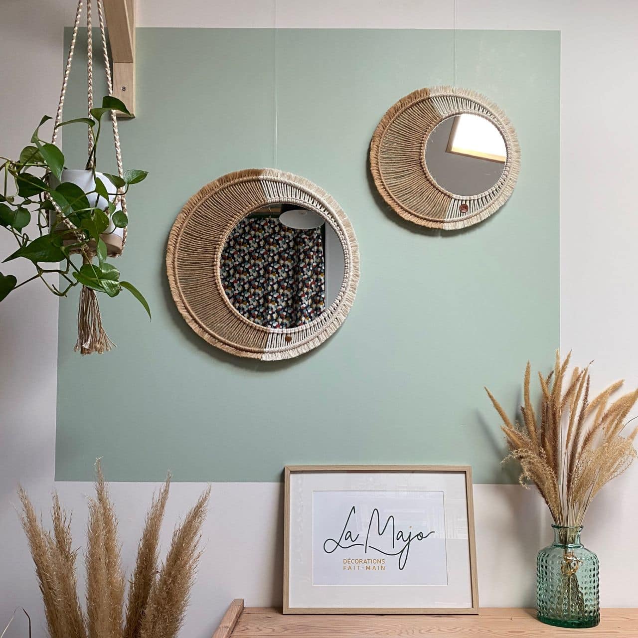 Portrait de la créatrice des décorations et accessoires en corde avec les techniques du macramé