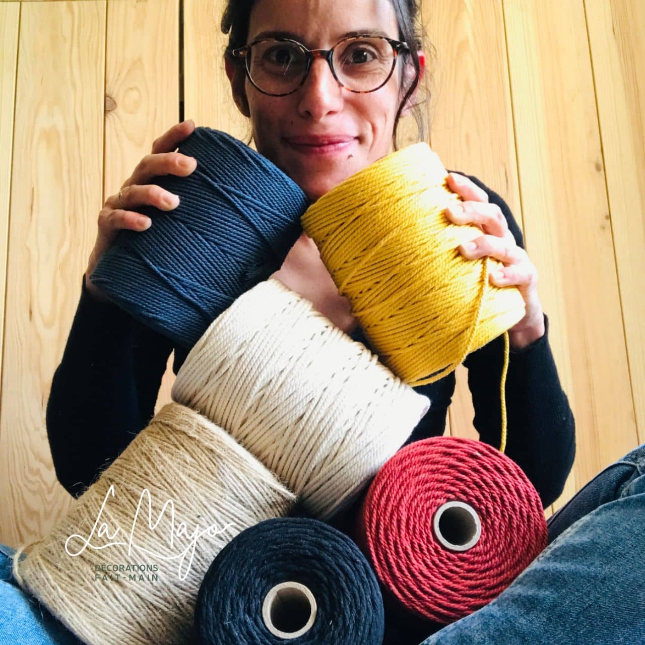 Portrait de la créatrice des décorations et accessoires en corde avec les techniques du macramé. Mon atelier est situé en sud Deux-Sèvres, dans le petit village de Secondigné sur Belle.”