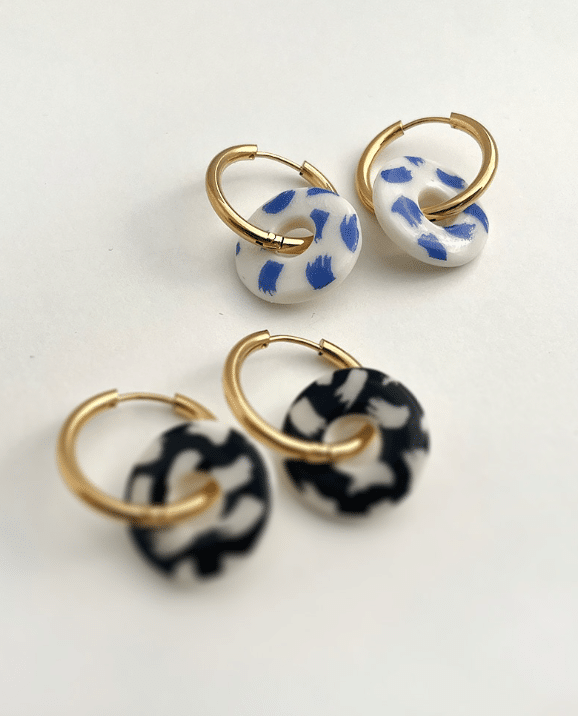 Porcelaine, grès, céramique en boucles d'oreilles