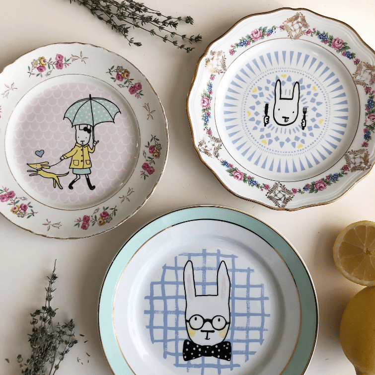 Je réalise aussi de la vaisselle vintage réémaillée avec mes illustrations, ainsi que des céramiques utilitaires.